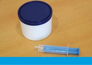 Ich bin seit drei Jahren mit meiner Frau verheiratet.
Sie kommt auch aus Afrika, aber aus einem anderen
Land als ich, das heißt, wir sind kulturell sehr verschie-
den, aber wir lieben uns sehr.
Der größte Wunsch meiner Frau ist, ein Kind zu be-
kommen. Sie ist HIV-negativ und sie weiß von meiner
Infektion. Eines Tages hörten wir von der Möglichkeit,
durch künstliche Befruchtung schwanger zu werden, und
haben uns entschlossen, es zu versuchen.
Dabei wird mein Sperma gewaschen. Die Eizelle wird
befruchtet und der kleine Embryo wird meiner Frau in
die Gebärmutter eingesetzt. So können wir schwanger
werden und vermeiden, dass ich meine Frau mit HIV
infiziere.
Für mich als afrikanischen Mann ist die Vorstellung
komisch, auf künstlichem Wege ein Kind zu kriegen,
aber ich möchte meiner Frau den Wunsch gern erfüllen.
Sie nimmt mich so, wie ich bin, und die Vorstellung,
mit ihr ein gesundes Kind zu bekommen, gibt mir große
Hoffnung. Leider hat es bisher noch nicht funktioniert,
aber wir hoffen sehr, dass es klappt.
Auf dem Foto sieht man einen Plastikbecher – in solchen
Bechern muss ich mein Sperma für die Wäsche und die
künstliche Befruchtung auffangen.
Tiko: Durch künstliche Befruchtung zum Glück?
 