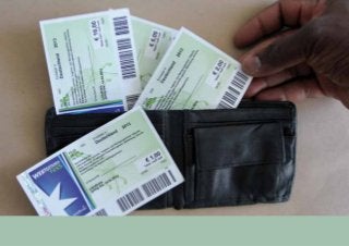 Das Leben im Asylbewerberheim ist für HIV-positive
Migrantinnen und Migranten aus verschiedenen Grün-
den sehr schwierig. Die Nutzung der Gemeinschafts-
küche ist unerträglich, weil viele Mütter gezwungen
sind, ihre Kinder dort in die Waschbecken zu setzen
statt aufs Klo, denn es gibt keine Klos für Kinder. Die
Gemeinschaftstoiletten sind für die Bewohner des Heims
zu wenig. Zwei Stunden nach der Reinigung durch die
Putzfrau ist es schon wieder so dreckig, dass man sie
nicht mehr benutzen kann. Die Männer lassen beim Ra-
sieren alle Haare liegen, niemand kümmert sich darum,
danach sauberzumachen.
Ein Tuberkulosefall ist im Heim aufgetreten und wird
zurzeit noch behandelt. Das Personal des Heims kommt
jederzeit in die Zimmer, oft auch in Begleitung anderer
Bewohner, die Hilfe brauchen. Es gibt keine Privatsphäre.
Häufig wird mir die Post von Bewohnern des Heims
übergeben. Die Briefe haben oft Stempel von Hilfsorga-
nisationen, die unter anderem gegen Aids kämpfen. Es
gibt keine Diskretion, ich habe immer Angst, dadurch
ausgegrenzt zu werden.
Beim Einkaufen mit dem „Gutschein“, den wir vom
Staat bekommen, müssen wir die Produkte so aussu-
chen, dass der Gesamtpreis exakt der Summe auf der
Karte entspricht. Wenn der Preis höher ist, wird es pein-
lich, weil wir dann Sachen an der Kasse zurückgeben
müssen. Wenn die Gesamtsumme niedriger ist, bekommt
man aber kein Geld zurück. Was denken die Leute in
der Schlange? „Wieder einer aus dem Asylbewerberheim
…“? Ob sie wohl ahnen, dass ich auch noch HIV-positiv
bin?
Trotz dieser Schwierigkeiten bin ich doch zufrieden,
denn ich bekomme hier Medikamente gegen meine
HIV-Infektion … Egal wie lange das Asylverfahren
noch dauern wird, ich hoffe, dass ich eines Tages meine
Aufenthaltsgenehmigung und damit das Recht auf ein
menschenwürdiges Leben bekomme.
Vieux: Leben im Asylbewerberheim: Es gibt keine Diskretion, keine Privatsphäre
 