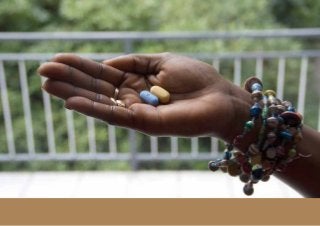 Zwei Punkte geben mir Kraft und machen mich glück-
lich: das deutsche Sozialsystem und die Meinungsfrei-
heit.
Das deutsche Sozialsystem hat mir eine sehr komplizier-
te, aber sehr gute Krankenversicherung ermöglicht. Die-
ses System ist der Grund, weshalb ich heute hier mit so
viel Kraft und Stärke stehe. Gute medizinische Behand-
lung und gute Ärzte. Trotz meiner Erkrankung war ich
in der Lage, schöne, gesunde Kinder zu bekommen – was
ist schöner als das? Ich weiß nicht, wo ich heute wäre,
wäre ich nicht in dieses Land gekommen. Vielleicht tot?
Man weiß nie!
„Nein danke.“ „Heute nicht.“ „Ich habe keine Lust,
das zu machen.“ „Vielleicht nächstes Mal.“ „Ich finde es
nicht schön.“ „Das war gar nicht gut.“
Diese Sätze sind sehr simpel, aber auch sehr schwer
auszusprechen. Aber die Freiheit, diese Worte frei zu
sprechen, diese Freiheit, sich ohne Angst äußern zu
können, finde ich super, eine Befreiung. Ich nenne das
„Selbsttherapie“!
Ich wuchs in einer Familie auf, wo es bis heute ein
Tabu ist, mit Menschen, die älter sind als man selbst,
zu argumentieren oder zu streiten. Das ist undenkbar!
Ganz gleich, wie sehr man etwas entgegnen möchte –
Tradition und Kultur lassen das nicht zu. Sie nennen das
„Respekt“! Dieser Respekt muss so wichtig genommen
werden wie das tägliche „Brot“, das wir nicht missen
wollen!
Ich habe hier in Deutschland gelernt, diese Worte zu
benutzen – vor allem bei Menschen, die älter sind als
ich. Aber was macht man in Afrika? Man schluckt seine
Worte und Gefühle herunter. Das macht krank! Es tut
gut, etwas rauszulassen – es gibt mir Freiheit, es gibt mir
mehr Kraft und Lust am Leben!
Ngiluri: Was mich stark und glücklich macht
 