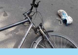 Es war ein Sonntag, als ich auf dem Radweg von einem
Auto angefahren wurde. Ich blutete sehr stark. Als der
Krankenwagen eintraf, bekam ich sofort Erste Hilfe und
wurde dann ins Krankenhaus gefahren.
Als wir ankamen, waren gleich vier junge Ärzte da, die
Gutes tun wollten, das sah ich ihnen an. Also habe ich
gesagt: „Ziehen Sie bitte Handschuhe an, bevor Sie mich
anfassen. Ich bin HIV-positiv.“
Das hätte ich vielleicht besser nicht sagen sollen: Plötz-
lich sah ich Angst und Panik auf ihren Gesichtern. Ein
Arzt, der Handschuhe trug, verließ das Zimmer, ohne
ein Wort zu sagen – um für die anderen Handschuhe zu
holen, dachte ich. Die drei im Zimmer gebliebenen Ärzte
wechselten panische Blicke, dann verließen zwei weitere
den Raum. Die Atmosphäre wurde immer unerträgli-
cher, und schließlich ging auch der vierte Arzt, ohne ein
Wort zu sagen.
Die folgenden Stunden waren die längsten meines
Lebens. Man hatte mich aufgegeben, am Kopf und an
den Beinen verwundet, blutend, in der Notaufnahme.
Und das nur, weil ich die Ärzte an ihre Pflicht erinnert
hatte. Ich fühlte mich unerwünscht und nutzlos wie eine
Seuche.
Sie ließen mir genug Zeit, um aufzustehen und wegzu-
gehen, das war in ihren Mienen zu lesen. Ich war wie
gelähmt, konnte nichts mehr fühlen oder mich bewegen.
Nach zwei Stunden und 48 Minuten kam dann endlich
die Abteilungsleitung, ein Herr Professor. Ich musste
unterschreiben, dass ich das Krankenhaus auf eigene
Verantwortung verließ, und fuhr mit einem Taxi in ein
anderes Krankenhaus, wo ich schon bekannt war.
Seit diesem Tag wähle ich kritisch aus, zu welchem
Arzt ich gehe. Die Ärzte sind auch von ihren Gefühlen
beeinflusst und tun nicht immer, was das Beste für ihre
Patienten ist. Und wenn sich schon das medizinische
Personal so verhält, was kann man dann von der Gesell-
schaft erwarten, wenn man HIV-positiv, Migrant und
schwarz ist?
Blaise Blay: Plötzlich sah ich Angst und Panik auf ihren Gesichtern
 