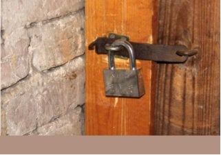 Ich lebe seit mehr als 15 Jahren in Deutschland. Ich habe
einen Asylantrag gestellt. Leider wurde er abgelehnt.
Das Asylverfahren wurde abgeschlossen, und so bin
ich hier auf einmal illegal geworden. Ich war deswegen
zweimal in Abschiebehaft. Am Ende meiner Illegalität
musste ich sogar ins Gefängnis. Es waren lange zwei
Jahre, die ich dort gesessen habe.
Im Gefängnis wurde ich ohne mein Einverständnis auf
HIV getestet. Das Ergebnis war positiv. Daraufhin muss-
te ich alleine in einer eigenen Zelle bleiben. Man hatte
mir erklärt, dass ich eine Gefahr für andere Menschen
bin.
Zwei Jahre lang habe ich mich psychisch gefoltert, mit
Angst und Sorgen, dass ich in mein Heimatland zurück-
kehren muss. Wie sollte ich mit meiner HIV-Infektion
leben, wie sollte ich überhaupt überleben? Ich konnte
mit niemandem darüber reden, weil ich alleine in einer
Zelle war und keinen Kontakt zu einem Betreuer oder
einem Psychologen hatte. Ich weiß bis jetzt nicht, wie ich
das überlebt habe.
Rubi: Zwei Jahre lang habe ich mich psychisch gefoltert
 