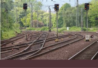 Wenn ich heute in die Vergangenheit schaue, sehe ich,
dass mein Leben eigentlich nie wie das eines „normalen“
Menschen war. Obwohl ich dazu erzogen wurde, „im
Gleis“ zu laufen wie die Mehrheit, bin ich oft meinen
eigenen Weg gegangen. Ich habe versucht, mein Leben
so zu gestalten, wie es für mich wichtig war. Der Zug,
in den die Leute „automatisch“ einsteigen – das ist nicht
meins.
Als ich in 1996 mein HIV-positives Testergebnis bekam,
dachte ich, dass das nun die Endstation wäre. Mein
Problem war vor allem, wie das Thema HIV und die
Betroffenen von der Gesellschaft behandelt wurden.
Ich bekam den großen Zeigefinger zu spüren, der sagte:
Du hast etwas Falsches gemacht!
Als ich dann einem guten Freund von meiner Situation er-
zählte, sagte er zu mir: „Aber ich habe das Gefühl, dass du
denkst, etwas falsch gemacht zu haben.“ Das war der Mo-
ment, in dem ich mir sagte: Du hast nichts falsch gemacht,
du hast dein Leben so gelebt, wie du es dir gewünscht
hast. Und wenn ich das Virus auf meinem Weg getroffen
habe, dann gibt es keinen Grund, dass die Menschen mich
diskriminieren. Was ich brauche, ist Solidarität.
Leider erleben wir „positiven“ Menschen die Ängste der
anderen vor dem Virus. Sie diskriminieren uns, weil sie
uns als unmoralisch ansehen. In den 16 Jahren, nachdem
ich mein Testergebnis bekommen hatte, habe ich immer
wieder gelernt, dass dieses Ergebnis noch lange nicht die
Endstation ist, sondern der Anfang für mich, wachsam zu
werden und zu kämpfen für eine Gesellschaft ohne Dis-
kriminierung und ohne Stigma. Auch wenn das noch eine
Utopie ist: Ich möchte gern weiterhin „positiv“ sein und
glauben, dass dies eines Tages möglich sein kann! Dieses
Gefühl und meine Familie geben mir viel Kraft, meinen
Traum weiterzuleben!
Keli: HIV ist keine Endstation!
 