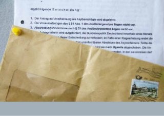 Lohlian: Ich darf nicht sterben und meine Familie im Stich lassen
HIV ist ein Tabu. Es gibt zwar Menschen, die bereits
in ihren Heimatländern erfahren haben, was HIV bedeu-
tet, aber es gibt immer noch viele, die überhaupt nicht
darüber informiert sind. Es wird einfach nicht darüber
geredet. Viele glauben, die Krankheit ist etwas anderes –
es gibt kein HIV. HIV-positiv zu sein bedeutet für andere
oft, dass man unmoralisch ist.
Man hat mir gesagt, wenn du hier in Deutschland krank
bist, zum Beispiel HIV-positiv bist, wirst du abgescho-
ben. Daher gibt es viele Migrantinnen und Migranten,
die Angst haben, sich testen zu lassen, auch wenn sie
etwas ahnen. Und viele, die wissen, dass sie HIV-positiv
sind, geben das nicht zu, weil sie auch Angst vor einer
Abschiebung oder vor noch mehr Diskriminierung
haben.
Für die Menschen im Asylbewerberheim war es irgend-
wie normal, dass jeder einen Brief vom Rechtsanwalt
oder vom Bundesamt mit einer Ablehnung kriegt. Für
mich war das immer nur mit Angst verbunden …
Solange der Abschiebebrief noch nicht vorlag, gab es
Hoffnung. Eines Tages habe ich ihn dann aber bekom-
men und hatte nur zwei Wochen Zeit, um die Rück-
reise nach Uganda zu organisieren. Ich hatte Angst. In
Uganda sterben Menschen, auch wenn sie Medikamente
gegen HIVnehmen, denn es gibt nach wie vor nicht alle
Medikamentenkombinationen auf dem Markt, und die
Behandlung ist oft nicht richtig eingestellt.
Ich habe es dann doch hinbekommen, in Deutschland
zu bleiben. Heute nehme ich jeden Tag Tabletten. Es
ist aber schwer, hier eine Arbeit zu finden. Da reicht
es schon, dass ich schwarz bin und Probleme mit dem
Aufenthaltsstatus habe, auch ohne HIV.
In Uganda habe ich eine große Familie, die von mir
Unterstützung erwartet: Für ihre allgemeinen Probleme,
Schulden und alles andere muss ich zahlen. Ich muss
also Tabletten nehmen und arbeiten, denn ich darf nicht
sterben und meine Familie im Stich lassen.
 