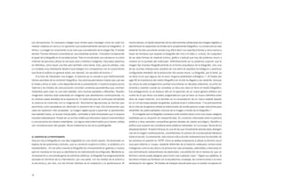 sus derivaciones. Es necesario indagar esos límites para investigar cómo se calan los          mismo tiempo, el rápido desarrollo de las eternamente sofisticadas tecnologías digitales y
medios creativos en torno a un epicentro que sustancialmente siempre es fotográfico. O         electrónicas ha expandido los límites de lo propiamente fotográfico. La consecuencia más
fílmico. La imagen en movimiento no es más que una extensión de la imagen fija. El artista     evidente ha sido que ahora resulta muy difícil decir con exactitud dónde y cómo vamos a
alemán Thomas Demand comentaba en una entrevista reciente: «Considero fundamental              trazar las fronteras que separan la fotografía del cine o el vídeo o, incluso, de cualquiera
el papel de la fotografía en la sociedad actual. Todo el mundo tiene una cámara en su móvil,   de las otras formas de material icónico, gráfico o textual que hoy día podemos reunir y
millones de personas utilizan la red para subir y distribuir imágenes. Hoy todos sabemos,      mostrar en la pantalla del ordenador. Definitivamente ya no podemos suponer que la
en definitiva, cómo hacer una foto pero también cómo leerla. Esto, para los artistas, crea     imagen fija impresa fotográficamente es la forma arquetípica de la fotografía, sino una
un contexto muy interesante desde el que trabajar si lo comparamos con el conocimiento         de las muchas realizaciones posibles de una serie de aparatos tecnológicos y prácticas
que tiene el público en general sobre, por ejemplo, los vaciados de bronce.»2                  configuradas alrededor de la producción del campo visual. La fotografía, por lo tanto, ya
     A la hora de interpretar una imagen, lo esencial ya no resulta lo que históricamente      no tiene (si es que alguna vez la tuvo) ninguna estabilidad ontológica.»3 «A finales del
hemos asimilado de la condición fotográfica. Esa premisa permanece intacta sea cual sea        siglo XX la importancia del medio fotográfico en el arte ha llegado a ser evidente. Aunque
el medio y toma un valor u otro dependiendo de su presentación o nuestros propios juicios.     las raíces de este protagonismo podrían encontrarse en décadas anteriores, es entre los
Internet y los medios de comunicación conciben universos equivalentes que conviven             ochenta y noventa cuando se consolida un discurso claro en torno al medio fotográfico.
indistintos para crear no una sola realidad, sino muchas paralelas y diferentes. Nuestro       Ese protagonismo no se traduce sólo en la aparición de un nuevo género artístico (en
imaginario colectivo está sustentado en imágenes que absorbemos continuamente, no              contra de lo que dicen sus textos programáticos) que se hace un hueco definitivo entre
en visiones reales extraídas de la experiencia. En estos tiempos de continuada virtualidad,    otros de mayor tradición, sino también en la consolidación de un marco estable basado
la vivencia se confunde con la imaginación. Asimilamos figuraciones ya hechas que              en un circuito especializado de galerías, publicaciones e instituciones. Y es precisamente
asumimos como verdaderas sin deslindar lo verosímil de lo real, dos dimensiones que            de la crisis de los géneros artísticos tradicionales de donde parecen surgir soluciones para
cada vez aparecen más acopladas. La imagen digital ayuda a aprender (y aprehender)             rehabilitar las potencialidades icónicas de la imagen a través de la fotografía.»4
esa realidad nueva, un suceso manipulable, cambiable y harto enrevesado que ni siquiera           Es innegable que la fotografía comparece ante nosotros ahora como una nueva categoría
necesita materializarse. Puede ser un archivo volátil que retocamos hasta la inverosimilitud   habilitada por su situación de inespecificidad. Su condición intermedia entre la práctica
o comunicamos de manera instantánea. Los signos descontaminados ya no tienen cabida,           artística y otras variantes compartidas genera debates de calado sociológico, filosófico y
son consideraciones del pasado. Ahora habitamos la era de la posfotografía.                    político que superan las consideraciones estéticas habituales. En su ensayo Teoría de los
                                                                                               desplazamientos5, Rosalind Krauss es una de las que inicialmente aborda estas divergen-
                                                                                               cias de la imagen contemporánea, convirtiéndose en pionera de una abundante literatura
EL CONTEXTO DE LA POSFOTOGRAFÍA                                                                sobre el asunto. Curiosamente, esta misma crítica de arte norteamericana fue también de
Hoy por hoy la fotografía es una idea inagotable sin una noción exacta. Ha alcanzado un        las primeras en advertir en 19796 cómo se estaba empezando a utilizar el término escul-
estatus de tal autonomía y ósmosis, que su condición supera lo icónico, lo sintáctico y lo     tura para referirse a «cosas» bastante diferentes de la tradición estatuaria convencional.
representativo. «En los años noventa la fotografía fue omnipresente en galerías y museos       «Categorías como la escultura o la pintura han sido amasadas, extendidas y retorcidas en
pero en maneras en las que su identidad se vio radicalmente reconfigurada. Mediante su         una demostración extraordinaria de elasticidad, una exhibición de la manera en que un
incorporación a una amplia gama de prácticas artísticas, la fotografía fue progresivamente     término cultural puede alargarse para incluir casi cualquier cosa»7. Según sus palabras, la
pensada en términos de su interrelación, por una parte, con los medios de la pintura y         escultura rompía sus fronteras con la arquitectura, el paisaje, las construcciones o la mera
la escultura y, por otra, con las formas híbridas de la instalación y la performance. Al       señalización de lugares. Se trataba de trabajos desubicados que no podían encajarse en



18
 