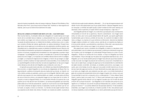 veces de manera inquietante y otras de manera misteriosa. Destacan Elina Broterus, Aino          indicial de ese sujeto queda reiterada y reforzada (…) Es un tipo de experimentación del
Kannisto y Roni Horn, que aunque nació en Nueva York, mantiene un nexo especial con              retrato mucho más apasionante que la que puede ofrecer cualquier fotografía única y
Islandia, país al que se siente emocionalmente vinculada.                                        sin manipular. La hibridez del objeto ayuda a salvar la distancia entre quien observa y es
                                                                                                 observado, entre el parecido y el sujeto (entre la simple semejanza y «algo más»).19
                                                                                                    Una fotografía además de imagen, es un ente físico que adquiere unas connotaciones
MÁS ALLÁ DE LA IMAGEN (LA FOTOGRAFÍA COMO ObJETO, ACTO, IDEA… O ALGO INEXPLICAbLE)               interpretables en función de su apariencia, relación y presentación. Una imagen repre-
Para muchos teóricos, el verdadero dilema de lo fotográfico en nuestro tiempo es la supe-        senta, sin duda, pero nunca puede desprenderse del soporte, que aporta significados
ración de la iconicidad hacia lo objetual. Lo preponderante hoy no es, particularmente,          fundamentales para la lectura y sentido de esa obra. Su condición de objeto lo deter-
qué contiene una imagen sino cómo se comunica, de qué forma y manera. La fotografía              mina y configura. La manera en la que recibimos la información, relaciona esa totalidad
ha pasado de exteriorizarse por un método técnico fiable y unidireccional, a ser un «todo»       (imagen+objeto+contexto) con nuestra cultura, además de con experiencias fijadas en
que comporta infinidad de matices significantes con valores denotativos. Empezó hace             el inconsciente colectivo, que entendemos y desciframos. Ahora bien, esas asociaciones
algo menos de dos siglos por la coincidencia de unos parámetros científicos exactos, que         pueden llevar a error, porque una imagen no es siempre lo que parece.
maravillaron por su capacidad para superar en presteza la habilidad manual. Ahora es una            Otro aspecto poco usual a considerar de la fotografía, es valorar su naturaleza como
forma artística omnipresente cuya alquimia ha desaparecido. Ya no es relevante controlar ni      acto performativo, una circunstancia que acrecienta y condiciona la información visual que
la toma ni el proceso, las gradaciones de alrededor son más sugerentes y acarrean mayor          nos muestra y que ha investigado con profundidad Philippe Dubois en su libro «El acto
complejidad. «La posfotografía no es, por tanto, el resultado de un cambio en la tecnología de   fotográfico.» Aclara en la introducción de su estudio: «si hay en la fotografía una fuerza
producción de la imagen, y no responde a los endebles dilemas teóricos entre lo analógico        viva irresistible, si hay en ella algo que me parece de una gravedad absoluta es que, con la
y lo digital. La composición originaria de las imágenes, el hecho de que tengan un origen        fotografía, ya no nos resulta posible pensar la imagen fuera del acto que la hace posible.»
químico o numérico resulta en la mayor parte de los casos anecdótico. Es la constitución de      La foto no es sólo una imagen (el producto de una técnica y una acción, el resultado de un
un soporte fotográfico donde se describe una serie de pragmáticas con las que la imagen          hacer y de un saber-hacer, una figura de papel que se mira simplemente en su delimitación
cobra relevancia más allá del acto fotográfico para constituirse como obra.»18                   de objeto cerrado), es también, de entrada, un verdadero acto icónico; una imagen, si se
     Un ejemplo que puede ilustrar esta idea, es la reflexión que desarrolla Geoffrey Batchen    quiere, pero como trabajo en acción, algo que no se puede concebir fuera de sus circuns-
tras encontrar un objeto fotográfico en una tienda de antigüedades de Nueva York. Su             tancias, fuera del juego que la anima, sin hacer literalmente la prueba: algo que es a la vez
argumentación cuestiona el excluyente discurso tradicional que decide, en relación con           y por tanto una imagen-acto, pero sabiendo que este «acto» no se limita trivialmente al
unos criterios puristas ya superados, qué es y que no es fotografía. Batchen halló un gran       gesto de la producción propiamente dicha de la imagen (el gesto de la «toma») sino que
vidrio de marco grueso con unos rosetones tejidos con cabello, un amplio adorno de flores        incluye también el acto de su recepción y de su contemplación.»20 Como refieren David
de cera en forma de corona y una pequeña imagen de una mujer joven en el centro. El              Green y Joanna Lowry con acierto, fue C. S. Pierce quien demostró que el signo indicial
conjunto, en toda su lánguida tristeza, es un monumento intimista a la ausencia de un ser        fotográfico guarda menos relación con sus orígenes causales que con el modo de aludir
querido que va más allá del mero recordatorio. Las sensaciones globales que transmite,           al hecho de su propia inscripción. «Las fotografías no son indiciales sólo porque la luz se
potenciadas por el modo de presentación, superan en mucho las de una simple fotografía           registre en un instante en una porción de película fotosensible sino, primero y ante todo,
y nos hacen entender de alguna manera no explicable, asuntos que tienen que ver con              porque se hicieron»21. Los autores diferencian dos ejemplos deícticos. El más evidente y
la muerte, el respeto, el amor y la memoria. «La hibridez de este objeto también ofrece          entendible: una imagen es la huella de un instante sucedido. El otro, más abstracto pero
una experiencia del retrato más intensa. Al añadir una muestra de cabello, la presencia          no menos importante, el acto de fotografiar es un hecho performativo que apunta hacia un



22
 