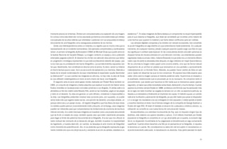 momento preciso en el tiempo. Ambos son consustanciales a la captación de una imagen.            existencia»23. En estas imágenes de Barry destaca un componente no visual imperceptible
Es curioso como esta distinción no fue precisada por teóricos sino evidenciada por artistas      para el que observa la fotografía, que debe ser acreditado por el artista como notario de
conceptuales de los años setenta que intentaban cuestionar con sus propuestas el estatus         unos hechos que superan lo material y por tanto deben certificarse para ser creíbles.
documental de una fotografía como salvaguarda probatoria de los hechos.                             Las cámaras digitales compactas y los móviles con cámara incorporada, han convertido
   Existe una interdependencia entre un instante y su registro que es mucho más que la           la acción fotográfica en algo distinto a lo que entendíamos tradicionalmente. En cualquier
representación de un incidente momentáneo. Dos ejemplos comprensibles y clarificadores           momento, de cualquier manera y desde cualquier posición puede surgir una foto sin que
serían: el primero la fotografía Authorization (1969) de Michael Snow que puede verse en         eso signifique ni conlleve nada especial. En las convocatorias donde coinciden personas se
la Galería Nacional de Canadá (Ottawa). La imagen contiene un espejo y cinco polaroids           disparan tomas de manera ordinaria sin una intención concreta. Las instantáneas quedan
ordenadas pegadas sobre él. Al observar los clichés con atención descubrimos que leídos          registradas hasta acumular miles, metamorfoseando lo que antes era un momento diferen-
en progresión cronológica representan lo que está aconteciendo delante del espejo, que           ciado cuyo recuerdo se desvelaba días después, en algo cotidiano sin mayor trascendencia.
no es más que la constatación del hecho fotográfico. Los acontecimientos expuestos son           No se concreta la imagen sobre papel como ocurría antaño, sino que de forma natural
los que, literalmente, han constituido la obra tal como la vemos. Es decir, narran su historia   disponemos de un archivo en píxeles que visionamos en una pantalla u opcionalmente
al mismo tiempo que la crean. Son a la vez el acto de realización y su memoria. Además a         materializamos en un formato físico. Además, se pueden hacer cientos de fotos sin per-
través de la simple contemplación de esas instantáneas el espectador puede desmontar             juicio, basta con desechar las que no nos convencen. Ni siquiera hace falta esperar para
su fabricación22. Lo que cuentan las imágenes es sólo eso, no hay más, la obra de Snow           saber cómo será la imagen porque al instante podemos verla. Suprimimos el revelado y
es una reflexión metalingüística en torno al acto mismo de hacer una fotografía.                 el positivado, evidenciando que el procesado ya no es necesario. Se comprime tanto el
   El segundo sería la serie sobre gases inertes realizada por Robert Barry también en           procedimiento, que desde que hacemos la foto hasta que la visionamos pasan apenas
1969, un conjunto de imágenes y textos adjuntos que explican la acción de liberar varios         segundos, un lapso que antes necesitaba varias fases, dedicación y mucho tiempo. Cuando
fluidos invisibles en localizaciones concretas próximas a Los Ángeles. El artista soltó a la     aparece la primera cámara Kodak en 1888, se afianza una fórmula que ha perdurado más
atmósfera un litro de criptón sobre Beverly Hills, xenón en las montañas, argón en las playas    de un siglo con éxito mundial: se cargaba la cámara con un rollo, se exponía la película, se
y helio en el desierto. Su idea era generar un acto efímero, inmaterial e imperceptible a        llevaba a un laboratorio y finalmente se imprimían las copias. El método supuso un cambio
la vista. Las fotografías pretenden mostrar esas acciones pero, por supuesto, no puede           radical en la difusión y apreciación de fotografía, ya que sólo había que pulsar el disparador
verse nada más que lugares reales vacíos: una porción de desierto, una playa aislada, un         e ir a recoger los resultados una vez entregado el rollo expuesto («Usted apriete el botón
parque silencioso y un paraje rocoso. «El registro fotográfico que hizo Barry de esas obras      y nosotros haremos el resto» fue el famoso eslogan de la compañía de George Eastman a
no-visibles puede parecer conscientemente inútil y absurdo, sin embargo, esas imágenes           finales del siglo XIX). Al estar el revelado al alcance de cualquiera a módicos precios, su
pueden ser relevantes para que comprendamos las limitaciones de una forma de escritura           utilización se convirtió en una nueva forma de comunicación masiva.
indicial concreta. Si a cierto nivel esas imágenes se muestran como una prueba documental           Acostumbrados a la celeridad inconsciente de hoy, que no requiere ningún tipo de
que da fe de un estado de cosas, también queda claro que están claramente pensadas               destreza, este sistema nos parece obsoleto y caduco. Si el método inventado por Kodak
para llegar al límite del potencial documental de la fotografía. A la vez que nos ofrecen el     popularizó la fotografía al convertirla en un lujo alcanzable por el pueblo, la eclosión digi-
rastro indicial del momento de la liberación del gas, también muestran la imposibilidad          tal en su dispersión incontrolada la ha vulgarizado al transformarla en algo sumamente
de registrarlo, y nuestra atención, en cambio, se desplaza al acto mismo de fotografiar          superficial. Cuando ahora hacemos una foto ya no pensamos en la fotografía, ni siquiera
como momento de autentificación. Así, no se pretende que la fotografía represente el gas         la tenemos en cuenta. No consideramos la selección del encuadre ni necesitamos un
inerte invisible sino que nos dirija hacia él y, mediante la acción de señalar, establezca su    acondicionamiento adecuado, la banalización es absoluta. Esta particularidad ha dado



                                                                                                                                                                                            23
 