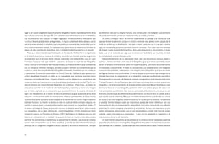 lugar a un nuevo subgénero específicamente fotográfico nacido espontáneamente de la                se diferencia sólo por su original factura, una consecución con bolígrafo que asimismo
baja cultura a principios del siglo XXI. Una variedad especialmente procaz en lo retratístico,     despierta admiración por ser un medio sencillo, accesible y familiar.
que reconocemos más que por la imagen registrada –intrascendente y anecdótica– por                    Se puede conseguir hacer de manera hiperrealista un paisaje o un retrato sin que
la actitud desprejuiciada de los protagonistas, el ángulo subjetivado de la cámara y por la        apenas llamen la atención porque el público entiende ese género como propio de la
cercanía entre retratado y retratista, que comparten un momento de complicidad que en              tradición pictórica y su finalización, sea más o menos parecida con lo que ven nuestros
otras condiciones estaría vedado. En cualquier caso, pocas veces se solivianta la intimidad de     ojos, no nos extraña, la hemos asimilado durante centurias. Pero optar por una variedad
alguno de ellos y ambos se dejan llevar por el contexto hasta el paroxismo o el absurdo.           de imagen nueva puramente fotográfica, descuadra esquemas y desconcierta al espec-
     Para que estas instantáneas (habituales en Facebook, Twitter, Flickr o registradas            tador, que se ve seducido por algo que reconoce con facilidad y que muestra, en toda
en el móvil) alcancen un estatus de artístico, necesitan un lixiviado que las singularice,         su complejidad, una sencilla ejecución.
reconversión que en el caso de los dibujos realizados con bolígrafo Bic azul de Juan                  Independientemente de su plasmación final –bien sea mecánica o manual, digital o
Francisco Casas es más que evidente. Las obras de Casas no dejan de ser fotografías                química–, hemos asimilado cierta idea de lo fotográfico igual que hemos aprendido a repre-
nunca, aunque su terminación sea manufacturada y su finalización técnica se corresponda            sentar un espacio tridimensional sobre una superficie plana, por medio de convenciones
con un dibujo en extremo fidedigno, en ellas subyace siempre un componente que la                  incorporadas culturalmente. A través de asociaciones que establecemos con imágenes
sustancia: cierta idea inexplicable de lo fotográfico (inherente, inevitable) que las constituye   comunes interpretables, entendemos una imagen como fotográfica igual que las líneas
y caracteriza. El conocido autorretrato de Chuck Close de 1968 en el que aparece con               de fuga las leemos como profundidad. El hecho de que su concreción sea análoga con el
actitud desaliñada fumando un pitillo, es un precedente que mantiene enormes conco-                formato tradicional de presentación de lo fotográfico, cada vez resultará más anecdótico.
mitancias con la obra de Casas. Empero, el hecho que los diferencia es que el lienzo del           Parangonando el concepto de trabajo de autores consagrados a nivel internacional como
norteamericano se muestra como una obra aislada, desclasada y dentro del Pop Art, sin              Thomas Demand o James Casebere, que concluyen sus obras recurriendo a una cámara
relación directa con ningún formato fotográfico de su tiempo. «Para Close, un medio (la            fotográfica, con el procesamiento de un joven artista como José Miguel Pereñíguez, cuya
pintura) se convirtió en el medio de otro (la fotografía) y reprodujo a mano una imagen            técnica se basa en el uso del grafito, podemos inferir que ambos grupos de piezas son
que se había originado en un mecanismo que operaba él mismo. Aunque la intimidad, el               más semejantes que disímiles. Con matices personales, el fundamento procesual es casi
rigor y los mecanismos de la visión –la mecánica humana al igual que la mecánica de la             el mismo, lo único que las diferencia es su terminación. Es mucho más lo que las acerca
máquina– se encuentren entre las motivaciones artísticas permanentes de Close, nunca               que aquello que las distancia. Más que una distinción taxonómica que decida que uno es
ha pretendido poner a prueba las tecnologías de la representación contra ningún supuesto           un dibujo y otro una fotografía, deberíamos acudir al núcleo que las sustenta, fundamenta
estándar humano. Su interés no residía en retar en duelo al artista contra la máquina; en          y conecta. Sendos trabajos optan por disyuntivas parejas de índole intelectual: son una
cambio sí parece poner a prueba ambos medios para conocer sus respectivos límites.»24              representación de una representación desarrollada con calma después de una reflexión
Al valorar el trabajo de Casas, la precisión técnica no debería ser el factor determinante         profunda. Es como comparar una ballena y un elefante. Ambos son mamíferos y com-
que despertara, por su rigor, admiración. «Los Embajadores» (1533) pintados por Hans               parten semejanzas estructurales que no son reconocibles a simple vista (son de sangre
Holbein el Joven o «La Condesa de Vilches» (1821) de Federico de Madrazo van muy por               caliente, paren crías vivas que amamantan…) pero uno ha adaptado su organismo a la
delante en correlación con la realidad y lo superan también en mucho si nos detenemos a            vida marina y otro a la vida terrestre.
examinar los pormenores y atendemos a la precisión de los detalles. Las obras del andaluz             Un buen número de autores se ha centrado en la construcción de realidades a partir de
suman más componentes que la mera exactitud, y uno de los más interesantes es que                  pequeñas arquitecturas o escenografías, fotografiando maquetas o recreaciones espaciales
participa de un subgénero fotográfico actual popular y fácilmente reconocible, del que             que asemejan ser la realidad. Quizás el ejemplo más conocido sea el citado Thomas Demand



24
 