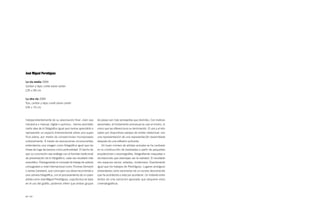 José Miguel Pereñíguez

La vía media 2009
Carbón y lápiz conté sobre cartón
120 × 90 cm


La otra vía 2009
Tiza, carbón y lápiz conté sobre cartón
105 × 75 cm



Independientemente de su plasmación final –bien sea          de piezas son más semejantes que disímiles. Con matices
mecánica o manual, digital o química–, hemos asimilado       personales, el fundamento procesual es casi el mismo, lo
cierta idea de lo fotográfico igual que hemos aprendido a    único que las diferencia es su terminación. El uno y el otro
representar un espacio tridimensional sobre una super-       optan por disyuntivas parejas de índole intelectual: son
ficie plana, por medio de convenciones incorporadas          una representación de una representación desarrollada
culturalmente. A través de asociaciones inconscientes,       después de una reflexión profunda.
entendemos una imagen como fotográfica igual que las            Un buen número de artistas actuales se ha centrado
líneas de fuga las leemos como profundidad. El hecho de      en la construcción de realidades a partir de pequeñas
que su concreción sea análoga con el formato tradicional     arquitecturas o escenografías, fotografiando maquetas o
de presentación de lo fotográfico, cada vez resultará más    recreaciones que asemejan ser la realidad. El resultado
anecdótico. Parangonando el concepto de trabajo de autores   son espacios vacíos, aislados, misteriosos. Exactamente
consagrados a nivel internacional como Thomas Demand         igual que los trabajos de Pereñíguez. Lugares ambiguos
o James Casebere, que concluyen sus obras recurriendo a      presentados como escenarios de un suceso desconocido
una cámara fotográfica, con el procesamiento de un joven     que ha acontecido o está por acontecer. Un instante entre
artista como José Miguel Pereñíguez, cuya técnica se basa    tantos de una narración ignorada que adquiere visos
en el uso del grafito, podemos inferir que ambos grupos      cinematográficos.



42 / 43
 