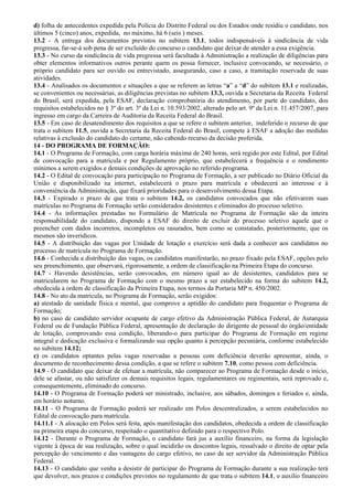 d) folha de antecedentes expedida pela Polícia do Distrito Federal ou dos Estados onde residiu o candidato, nos
últimos 5 (cinco) anos, expedida, no máximo, há 6 (seis ) meses.
13.2 - A entrega dos documentos previstos no subitem 13.1, todos indispensáveis à sindicância de vida
pregressa, far-se-á sob pena de ser excluído do concurso o candidato que deixar de atender a essa exigência.
13.3 - No curso da sindicância de vida pregressa será facultada à Administração a realização de diligências para
obter elementos informativos outros perante quem os possa fornecer, inclusive convocando, se necessário, o
próprio candidato para ser ouvido ou entrevistado, assegurando, caso a caso, a tramitação reservada de suas
atividades.
13.4 - Analisados os documentos e situações a que se referem as letras “a” a “d” do subitem 13.1 e realizadas,
se convenientes ou necessárias, as diligências previstas no subitem 13.3, ouvida a Secretaria da Receita Federal
do Brasil, será expedida, pela ESAF, declaração comprobatória do atendimento, por parte do candidato, dos
requisitos estabelecidos no § 3º do art. 3º da Lei n. 10.593/2002, alterado pelo art. 9º da Lei n. 11.457/2007, para
ingresso em cargo da Carreira de Auditoria da Receita Federal do Brasil.
13.5 - Em caso de desatendimento dos requisitos a que se refere o subitem anterior, indeferido o recurso de que
trata o subitem 11.5, ouvida a Secretaria da Receita Federal do Brasil, compete à ESAF a adoção das medidas
relativas à exclusão do candidato do certame, não cabendo recurso da decisão proferida.
14 - DO PROGRAMA DE FORMAÇÃO:
14.1 - O Programa de Formação, com carga horária máxima de 240 horas, será regido por este Edital, por Edital
de convocação para a matrícula e por Regulamento próprio, que estabelecerá a frequência e o rendimento
mínimos a serem exigidos e demais condições de aprovação no referido programa.
14.2 - O Edital de convocação para participação no Programa de Formação, a ser publicado no Diário Oficial da
União e disponibilizado na internet, estabelecerá o prazo para matrícula e obedecerá ao interesse e à
conveniência da Administração, que fixará prioridades para o desenvolvimento dessa Etapa.
14.3 - Expirado o prazo de que trata o subitem 14.2, os candidatos convocados que não efetivarem suas
matrículas no Programa de Formação serão considerados desistentes e eliminados do processo seletivo.
14.4 - As informações prestadas no Formulário de Matrícula no Programa de Formação são da inteira
responsabilidade do candidato, dispondo a ESAF do direito de excluir do processo seletivo aquele que o
preencher com dados incorretos, incompletos ou rasurados, bem como se constatado, posteriormente, que os
mesmos são inverídicos.
14.5 - A distribuição das vagas por Unidade de lotação e exercício será dada a conhecer aos candidatos no
processo de matrícula no Programa de Formação.
14.6 - Conhecida a distribuição das vagas, os candidatos manifestarão, no prazo fixado pela ESAF, opções pelo
seu preenchimento, que observará, rigorosamente, a ordem de classificação na Primeira Etapa do concurso.
14.7 - Havendo desistências, serão convocados, em número igual ao de desistentes, candidatos para se
matricularem no Programa de Formação com o mesmo prazo a ser estabelecido na forma do subitem 14.2,
obedecida a ordem de classificação da Primeira Etapa, nos termos da Portaria MP n. 450/2002.
14.8 - No ato da matrícula, no Programa de Formação, serão exigidos:
a) atestado de sanidade física e mental, que comprove a aptidão do candidato para frequentar o Programa de
Formação;
b) no caso de candidato servidor ocupante de cargo efetivo da Administração Pública Federal, de Autarquia
Federal ou de Fundação Pública Federal, apresentação de declaração do dirigente de pessoal do órgão/entidade
de lotação, comprovando essa condição, liberando-o para participar do Programa de Formação em regime
integral e dedicação exclusiva e formalizando sua opção quanto à percepção pecuniária, conforme estabelecido
no subitem 14.12;
c) os candidatos optantes pelas vagas reservadas a pessoas com deficiência deverão apresentar, ainda, o
documento de reconhecimento dessa condição, a que se refere o subitem 7.10, como pessoa com deficiência.
14.9 - O candidato que deixar de efetuar a matrícula, não comparecer ao Programa de Formação desde o início,
dele se afastar, ou não satisfizer os demais requisitos legais, regulamentares ou regimentais, será reprovado e,
consequentemente, eliminado do concurso.
14.10 - O Programa de Formação poderá ser ministrado, inclusive, aos sábados, domingos e feriados e, ainda,
em horário noturno.
14.11 - O Programa de Formação poderá ser realizado em Polos descentralizados, a serem estabelecidos no
Edital de convocação para matrícula.
14.11.1 - A alocação em Polos será feita, após manifestação dos candidatos, obedecida a ordem de classificação
na primeira etapa do concurso, respeitado o quantitativo definido para o respectivo Polo.
14.12 - Durante o Programa de Formação, o candidato fará jus a auxílio financeiro, na forma da legislação
vigente à época de sua realização, sobre o qual incidirão os descontos legais, ressalvado o direito de optar pela
percepção do vencimento e das vantagens do cargo efetivo, no caso de ser servidor da Administração Pública
Federal.
14.13 - O candidato que venha a desistir de participar do Programa de Formação durante a sua realização terá
que devolver, nos prazos e condições previstos no regulamento de que trata o subitem 14.1, o auxílio financeiro
 