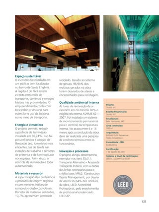 137
Espaço sustentável
O escritório foi instalado em
um edifício bem localizado,
no bairro de Santa Efigênia.
A região é de fácil acesso
e conta com redes de
transporte, comércio e serviços
básicos nas proximidades. O
empreendimento conta com
bicicletário e vestiário para
estimular o uso da bicicleta
como meio de transporte.
Energia e atmosfera
O projeto permitiu reduzir
a potência de iluminação
instalada em 36,74%. Isso foi
possível devido à adoção de
lâmpadas Led, luminárias mais
eficientes, luz de tarefa nas
estações de trabalho e sensores
de presença e de luminosidade
nos espaços. Além disso, o
controle da iluminação é todo
automatizado.
Materiais e recursos
A especificação deu preferência
a produtos de origem regional
e com menores índices de
compostos orgânicos voláteis.
Do total de materiais utilizados,
10,7% apresentam conteúdo
reciclado. Devido ao sistema
de gestão, 96,94% dos
resíduos gerados na obra
foram desviados de aterro e
encaminhados para reciclagem.
Qualidade ambiental interna
As taxas de renovação de ar
excedem em no mínimo 30% o
exigido pela norma ASHRAE 62.1-
2007. Foi instalado um sistema
de monitoramento permanente
para o controle da temperatura
interna. No prazo entre 6 e 18
meses após a conclusão da obra,
deve ser realizada uma pesquisa
de conforto térmico entre os
funcionários.
Inovação e processos
O projeto atingiu desempenho
exemplar nos itens SSc3.1:
Transporte Alternativo - Acesso de
Transporte Público, com o dobro
das linhas necessárias para o
crédito base; MRc2: Construction
Waste Management, por desviar
de aterro 96,64% dos resíduos
da obra; LEED Accredited
Professional, pelo envolvimento
de profissional credenciado
LEED AP.
Projeto:
Studio Sol
Cliente/Proprietário:
Studio Sol
Localização:
Belo Horizonte, MG
Área construída:
500 m2
Arquitetura:
Estúdio Guto Requena e
Todos Arquitetura
Consultoria LEED:
EcoBuilding
Certificação:
1 de agosto de 2017
Sistema e Nível da Certificação:
LEED-CI v2009 nível Silver
 