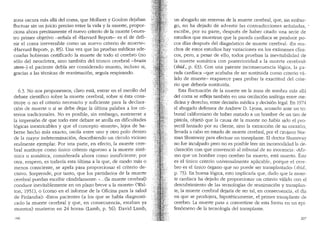 zona oscura mas alla del coma, que Mollaret y Goulon dejaban
fluctuar sin un juicio preciso entre la vida y la muerte, propor-
ciona ahora precisamente el nuevo criterio de la muerte (..nues-
tro primer objetivo -senala el "Harvard Report•~ es el de defi-
nir el coma irreversible como un nuevo criterio de muerten:
..Harvard Report", p. 85). Una vez que las pruebas medicas ade-
cuadas hubieran certificado la muerte de todo el cerebro (no
solo del neocortex, sino tambien del tronco cerebral -brain
stem-) el paciente debfa ser considerado muerto, incluso si,
gracias a las tecnicas de reanimaci6n, segufa respirando.
6.3. No nos proponemos, claro esta, entrar en el meollo del
debate cientffico sobre la muerte cerebral, sobre si esta cons-
tituye o no el criteria necesario y suficiente para la declara-
cion de muerte o si se debe dejar la ultima palabra a los cri-
terios tradicionales. No es posible, sin embargo, sustraerse a
la impresion de que todo este debate se atolla en dificultades
logicas inextricables y que el concepto "mue1te.., lejos de ha-
berse hecho mas exacto, oscila entre uno y otro polo dentro
de la mayor indeterminacion, describiendo un drculo vicioso
realmente ejemplar. Por una parte, en efecto, la muerte cere-
bral sustituye como (mica criteria riguroso a la muerte siste-
mica o somatica, considerada ahora coma insuficiente; por
otra, empero, es todavia esta (1ltima a la que, de modo mas o
menos consciente, se apela para proporcionar el criterio de-
cisivo. Sorprende, por tanto, que los partidarios de la mue1te
cerebral puedan escribir candidamente: "· ..(la muerte cerebral)
conduce inevitablemente en un plazo breve a la muerten (Wal-
ton, 1951), o (como en el informe de la Oficina para la salud
de Finlandia): "Estos pacientes (a los que se habfa diagnosti-
caclo la muerte cerebral y que, en consecuencia, estaban ya
muertos) murieron en 24 horasn (Lamb, p. 56). David Lamb,
un abogado sin reservas de la mue1te cerebral, que, sin embar-
go, no ha dejado de advertir las contradicciones sefialadas, ~
escribe, por su parte, despues de haber citado una serie de
estudios que muestran que la paracla cardiaca se produce po-
cos dias despues del diagnostico de mue1te cerebral: "En mu-
chos de estos estudios hay variaciones en los examenes clini-
cos, pero, a pesar de ello, todos prueban la inevitabiliclad de
la muerte somatica con posterioridad a la rnuerte cerebral"
(ibid., p. 63). Con una patente inconsecuencia logica, la pa-
rada cardfaca -que acababa de ser sustituida coma criterio va-
lido de muerte- reaparece para probar la exactitud clel crite-
ria que deberfa sustituirla.
Esta fluctuacion de la muerte en la zona de sombra mas all3
del coma se refleja tambien en una oscilacion analoga entre me-
dicina y derecho, entre decision medica y decision legal. En 1974
el abogado defensor de Andrew D. Lyons, acusaclo ante un tri-
bunal califomiano de haber matado a un hombre de un tiro de
pistola, objet6 que la causa de la muerte no habia sido el pro-
yectil lanzado por su cliente, sino la extraccion de su corazon,
llevada a cabo en estado de rnueite cerebral, por el cirujano Nor-
man Shumway para efectuar un transplante. El doctor Shumway
no fue inculpado pero no es posible leer sin incomodiclad la cle-
claraci6n con que convenci6 al tribunal de su inocencia: "Afir-
mo que un hombre cuyo cerebro ha muerto, esta rnue1to. Este
es el (mica criterio universalmente aplicable, porque el cere-
bra es el (mica 6rgano que no puede ser transplantado.. (ibfd.,
p. 75). En buena logica, esto implicaria que, dado que la muer-
te cardiaca ha dejado de proporcionar un criterio valido con el
descubrimiento de las tecnologfas de reanimacion y transplan-
te, la mue1te cerebral dejaria de ser tal, en consecuencia, el dia
en que se produjera, hipoteticamente, el primer transplante de
cerebro. La mue1te pasa a conve1tirse de esta forma en un epi-
fenomeno de la tecnologfa del transplante.
207
 