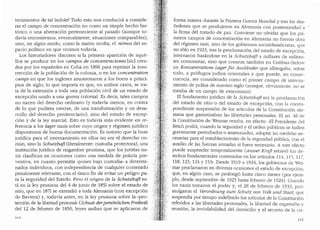 tecimientos de tal fndole? Todo esto nos conducira a conside-
rar el campo de concentraci6n no como un simple hecho his-
t6rico o una aberraci6n perteneciente al pasado (aunque to-
davfa encontremos, eventualmente, situaciones comparables),
sino, en algun modo, como la matriz oculta, el n6mos del es-
pacio politico en que vivimos todavfa.
Los historiadores discuten si la primera aparici6n de aque-
llos se produce en los campos de concentraciones [sic] crea-
dos por los espafioles en Cuba en 1896 para reprimir la insu-
rrecci6n de la poblaci6n de la colonia, o en los concentration
camps en que los ingleses amontonaron a los boers a princi-
pios de siglo; lo que importa es que, en ambos casos, se tra-
ta de la extension a toda una poblaci6n civil de un estado de
excepci6n unido a una guerra colonial. Es decir, tales campos
no nacen del derecho ordinario (y todavfa menos, en contra
de lo que pudiera creerse, de una transformaci6n y un desa-
rrollo del derecho penitenciario), sino del estado de excep-
ci6n y de la ley marcial. Esto es todavfa mas evidente en re-
ferenda a los lager nazis sobre cuyo origen y regimen juridico
disponemos de buena documentaci6n. Es notorio que la base
juridica para el intemamiento en ellos no era el derecho co-
mun, sino la Schutzhaft (literalmente: custodia protectora), una
instituci6n juridica de raigambre prusiana, que los juristas na-
zis clasifican en ocasiones como una medida de policia pre-
ventiva,, en cuanto permitfa "poner bajo custodia" a determi-
nados individuos, con independencia de cualquier contenido
penalmente relevante, con el (rnico fin de evitar un peligro pa-
ra la seguridad del Estado. Pero el origen de la Scbutzhaft es-
ta en la ley prusiana del 4 de junio de 1851 sobre el estado de
sitio, que en 1871 se extendi6 a toda Alemania (con excepci6n
de Baviera) y, todavfa antes, en la ley prusiana sobre la "Pro-
tecci6n de la libertad personal.. (Schuzt derpersonlichen Freiheit)
del 12 de febrero de 1850, leyes ambas que se aplicaron de
?1?
· forma masiva durante la Primera Guerra Munclial y tras los des-
6rdenes que se produjeron en Alemania con posterioridad a
la firma del tratado de paz. Conviene no olvidar que los pri-
meros campos de concentraci6n en Alemania no fueron obra
del regimen nazi, sino de los gobiernos socialdem6cratas, que
no s61o en 1923, tras la proclamaci6n del estado de excepci6n,
internaron basandose en la Schutzhaft a millares de militan-
tes comunistas, sino que crearon tambien en Cottbus-SielOv
un Konzentrations Lagerfz:ir Auslander que albergaba, sobre
todo, a pr6fugos judios orientales y que puede, en consc-
cuencia, ser considerado coma el primer campo de interna-
miento de judfos de nuestro siglo (aunque, obviamente, no se
trataba de un campo de exterminio).
El fundamento juridico de la Schutz/Jaft era la proclamaci6n
del estado de sitio o del estado de excepci6n, con la corres-
pondiente suspension de los articulos de la Constituci6n ale-
. mana que garantizaban las libertacles personales. El art. 48 de
la Constituci6n de Weimar rezaba, en efecto: "El Presiclente del
Reich podra, cuando la seguridad y el orden ptiblicos se hallen
gravemente perturbados o amenazados, adoptar las medidas ne-
cesarias para el restablecimiento de la seguridad p(1blica, con el
auxilio de las fuerzas armadas si fuera necesatfo, A este efecto
puede suspender temporalmente (ausser Kraft setzen) os cle-
rechos fundamentales contenidos en los artkulos 114, 11'), 117,
118, 123, 124 y 153'" Desde 1919 a 1924, los gobiernos de Wei-
mar proclamaron en diversas ocasiones el estaclo de excepci6n,
que, en alg(1n caso, se prolong6 hasta cinco meses (por ejem-
plo, desde septiembre de 1923 hasta febrero de 1924} Cuando
los nazis tomaron el poder y, el 28 de febrero de 1933, pro-
mulgaron el verordnung zum Schutz von Volk und Staat, que
suspendfa por tiempo indefinido los aiticulos de la Constituci6n
referidos a las libertades personales, la libertad de expresion y
reunion, la inviolabilidad del clornicilio y el secreto de la co-
213
 