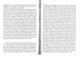 rrespondencia y de las comunicaciones telef6nicas; no estaban
haciendo, en este sentido, otra cosa que seguir una praxis con-
solidada por los gobiernos precedentes.
Habfa, no obstante, una importante noveclad. El texto del de- ·
creto que, desde el punto de vista juridico, se fundaba implki-
tamente en el art. 48 de la Constituci6n todavfa vigente y equi-
valia, sin dud.a, a una proclamaci6n del estado de excepci6n C.·los
aitkulos 114, 115, 117, 118, 123, 124y153 de la constituci6n del
Reich aleman -estableda el parrafo primero- quedan suspendi-
dos hasta nueva orden·) no contenia, sin embargo, en ningun
punto la expresi6n Ausnhamezustand (estado de excepci6rt).
De hecho, el decreto permaneci6 en vigor hasta el final del Ter-
cer Reich, que, en este sentido, ha podido ser eficazmente defi-
nido como una "noche de San Ba1tolome que dur6 12 anos.. (Dro-
bisch-Wieland, p. 26). El estado de excepci6n deja aside referirse
a una situaci6n exteriory provisional de peligm real y tiende a
conjimdirse con la propia nonna. Los juristas nacionalsocialis-
tas eran tan conscientes de la peculiaridad de tal situaci6n que,
con una expresi6n parad6jica, la definieron como un estado de
excepci6n quericlo (einen gewollten Ausnahm.ezustand). "A tra-
ves de la suspension de los derechos fundamentales -escribe
Werner Spohr, un jurista pr6xiino al regimen- el decreto da lu-
gar a un estado de excepci6n querido con la vista puesta en la
realizacion del Estado nacionalsocialistan (ibid., p. 28).
7.2. Este v:inculo constitutivo entre estado de excepci6n y cam-
po de concentraci6n no debe sobrevalorarse si se pretende lle-
gar a una comprensi6n correcta de la naturaleza del campo. La
''Protecci6n,, de la libe1tad que esta en juego en la Schutzhaft es,
ir6nicarnente, protecci6n contra la suspension de la ley que ca-
racteriza la situaci6n de peligro grave. La novedad es que, aho-
ra, esta instituci6n se desliga del estado de excepci6n en que se
fundaba y se deja vigente en la situaci6n normal. El campo de
concentraci6n es el espacio que se abre cuando el estado de ex-
cepci6n empieza a convertirse en regla. Asi, el estado de excep-
ci6n, que era esencialmente una suspension temporal del orcle-
namiento sobre la base de una situaci6n real de peligro, adquiere
ahora un sustrato espacial permanente que, como tal, se man-
tiene, sin embargo, de forma constante fuera del orden juridico
normal. Cuando, en marzo de 1933, coincidiendo con la cele-
bracion de la elecci6n de Hitler a canciller clel Reich, Himmler
_decidi6 crear en Dachau un «Campo de concentraci6n para pri-
sioneros politicos·., este fue confiado inmediatamente a las SS v.
en aplicacion de la Scbutzhajt, puesto al margen de las regl~s
del derecho penal y del derecho penitenciario, con las que ni
entonces ni despues tuvo nunca nacla que ver. A pesar de la mul-
tiplicaci6n de circulares, instrucciones y telegramas a menuclo
contradictorios, mediante los cuales, despues del decreto del 28
de febrero, tanto las autoridades centrales del Reich como las de
los Lander trataron de mantener la aplicaci6n de la Scbutzbaft
en la mayor incleterminaci6n posible, se recalc6 de forma per-
manente su absoluta independencia de cualquier control judi-
cial y de toda referenda al orclenamiento jur1dico normal. Seg(m
las nuevas concepciones de los juristas nacionalsocialistas (en
primera Hnea entre ellos Carl Schmitt) que indicaban como fuen-
te primaria e inmediata del derecho el mandato clel Fz'.ihrer, la
Scbutzbaft no tenfa por lo demas necesidad alguna de un fun-
damento jurfdico en las instituciones y en las leyes vigentes, si-
no que era «Un efecto inmediato de la revoluci6n nacionalsocia-
lista.. (ibid., p. 27). For esto, es decir en cuanto los campos se
desarrollaban en un espacio de excepci6n tan pa1ticular, el jefe
de la Gestapo Diels pudo afirmar: "No existe ninguna orden ni
ninguna instrucci6n en el origen de los campos: estos no han si-
do instituidos, sino que un buen dia estaban ahi (sie wurden
nicbtgegrundet, sie waren eines Tages da).. (ibid., p. 30).
215
 