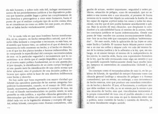 ria mas honesto, y sobre todo mas util, indagar atentamente
acerca de los procedimientos juridicos y los dispositivos politi-
cos que hicieron posible llegar a privar tan completamente de
sus derechos y prerrogativas a unos seres humanos, hasta el
punto de que el realizar cualquier tipo de acci6n contra ellos
nose considerara ya como un delito (en este punto, en efecto,
todo se hab:ia hecho verdaderamente posible).
7.4. La nuda vida en que esos hombres fueron transforma-
dos, no es, empero, un hecho extrapolitico natural, que el de-
recho deba limitarse a comprobar o reconocer; es mas bien, en
el sentido que hemos visto, un umbral en el que el derecho se
transmuta en todo momenta en hecho, y el hecho en derecho,
y en el que los dos planos tienden a hacerse indiscernibles. No
se comprende la especificidad del concepto nacionalsocialista
de raza -ni la particular vaguedacl e inconsistencia que lo ca-
racterizan- si se olvicla que el cue1po biopolitico, que constitu-
ye al nuevo sujeto politico fundamental, no es una questiojac-
ti (por ejemplo, la identificaci6n de un cie1to cuerpo biol6gico)
ni una questio iuris (la identificaci6n de una cierta norma que
debe aplicarse), sino el producto de una decision politica so-
berana que opera sobre la base de una absoluta indiferencia
entre hecho y derecho.
No hay nadie que haya expresado con mayor claridad que
Schmitt esa naturaleza particular de las nuevas categorias bio-
pollticas fundamentales, cuando, en el ensayo de 1933 sobre
Estado, 1novi1niento, pueblo, aproxima el concepto de raza, sin
el cual ·d Estado nacionalsocialista no podr:ia existir, ni seria
pensable su vida juridica.., a aquellas "clausulas generales e in-
determinadas.. que habfan ido penetrando con mayor profun-
didad cacla vez en la legislaci6n alemana y europea del siglo.
Asf, sefiala Schmitt, conceptos como "buenas costumbres.., "obli-
'110
gaci6n de actuar·., "motivo importante.., "seguridad y orden p(1-
blicos.., «Situaci6n de peligro.., "caso de necesidad·., que no re- "
miten a una norma sino a una situaci6n, al penetrar de forma
invasora en la norma han dejado ya anticuada la ilusi6n de una
ley capaz de regular a priori todos los casos y todas las situa-
ciones, una ley que el juez poclda limitarse sencillamente a apli-
car. Bajo la acci6n de esas clausulas, que desplazan la certi-
dumbre y la calculabilidad hacia el exterior de la norma, toclos
los conceptos juridicos se hacen indeterminados. "Desde este
punto de vista -escribe con acentos inconscientemente kafkia-
nos- hoy ya no hay masque conceptos juridicos "indetermina-
dos" ... De este modo, toda la aplicaci6n de las leyes se sitfo.1
entre Escila y Caribdis. El caminar hacia clelante parece concie-
nar a un mar sin orillas y alejarse cada vez mas del terreno fir-
me de la ce1teza juridica y de la adhesion a la ley, que, sin em-
bargo, es al mismo tiempo el terreno de la independencia de
los jueces; la marcha atras, hacia una superstici6n formalista
de la ley, que ha sido reconocida como algo sin sentido y que
ha quedado superada hist6ricamente desde hace mucho tiem-
po, tampoco es merecedora de consicleraci6n" (Schmitt 6, pp.
227-29).
Un concepto como el nacionalsocialista de raza (o, en las pa-
labras de Schmitt, de "igualdad de estirpe..) funciona como una
clausula general (analoga a "situaci6n de peligro.. o a ..buenas
costumbres..), que no remite, sin embargo, a una circunstancia
de hecho externa, sino que produce una inmediata coinciden-
cia de hecho y derecho. El juez, el funcionario, o cualquier otro
que deba medirse con ella, ya no se orienta por la norma o por
una situaci6n de hecho, sino que, vinculandose (micamente a
la propia comunidad de raza con el pueblo aleman y con el
Fiibre1~ se mueve en una zona en que la distinci6n entre vicla
y politica, entre cuesti6n de hecho y cuesti6n de derecho, ya
no tiene literalmente ningun sentido.
219
 