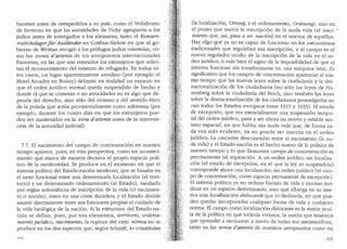 baneses antes de reexpedirlos a su pais, como el Vel6dromo
de Inviemo en que las autoridades de Vichy agruparon a los
judios antes de entregarlos a los alemanes; tanto el Konzen-
trationslagerfur Auslander en Cottbus-Sielow en que el go-
bierno de Weimar recogi6 a los pr6fugos judfos orientales, co-
mo las zones d 'attente de los aeropuertos internacionales
franceses, en las que son retenidos los extranjeros que solici-
tan el reconocimiento del estatuto de refugiado. En todos es-
tos casos, un lugar aparentemente anodino (por ejemplo el
Hotel Arcades en Roissy) delimita en realidad un espacio en
que el orden juridico- normal queda suspendido de hecho y
donde el que se cometan o no atrocidades no es algo que de-
penda del derecho, sino solo del civismo y del sentido etico
de la polida que acrua provisionalmente como soberana (por
ejemplo, durante los cuatro dias en que los extranjeros pue-
den ser mantenidos en la zone d'attente antes de la interven-
ci6n de la autoridad judicial).
7.7. El nacimiento del campo de concentraci6n en nuestro
tiempo aparece, pues, en esta perspectiva, como un aconteci-
miento que marca de manera: decisiva el propio espacio polf-
tico de la modernidad. Se ·produce en el momenta en que el
sistema politico del Estado-naci6n moderno, que se basaba en
el nexo funcional entre una determinada localizaci6n (el terri-
torio) y un determinado ordenamiento (el Estado), mediado ·
por reglas automaticas de inscripci6n de la vida (el nacimien-
to o naci6n), entra en una crisis duradera y el Estado decide
asumir directamente entre sus funciones propias el cuidado de
la vida biol6gica de la naci6n. Si la estructura del Estado-na-
ci6n se define, pues, por tres elementos, territorio, ordena-
miento juridico, nacimiento, la rnptura del viejo n6mos no se
produce en los dos aspectos que, seg(m Schmitt, lo constituian
')')'")
(la localizaci6n, Ortung, y el ordenamiento, Ordnu.ng), sino en
el punto que marca la inscripci6n de la nuda vida (el naci- ~
miento que, asi, pasa a ser naci6n) en el interior de aquellos.
Hay algo que ya no es capaz de funcionar en los mecanismos
tradicionales que regulaban esa inscripci6n, y el campo es el
nuevo regulador oculto de la inscripci6n de la vida en el or-
den juridico, 0 mas bien el signo de la imposibilidad de que el
sistema funcione sin transformarse en una maquina letal. Es
significativo que los campos de concentraci6n aparezcan al mis-
mo tiempo que las nuevas Ieyes sabre la ciudaclania y la des-
nacionalizaci6n de los ciudadanos (no s6lo las leyes de N(i-
remberg sobre la ciudadania del Reich, sino tambien las leyes
sobre la desnacionalizaci6n de los ciudadanos promulgadas en
casi todos los Estados europeos entre 1915 y 1933). El estado
de excepci6n,· que era esencialmente una suspension tempo-
ral del orden juridico, pasa a ser ahora un nuevo y estable sus-
trato espacial, en que habita esa nuda vida que, de forma ca-
da vez mas evidente, ya no puede ser inscrita en el orden
juridico. La creciente desconexi6n entre el nacimiento (la nu-
da vida) y el Estado-naci6n es el hecho nuevo de la politica de
nuestro tiempo y lo que llamamos campo de concentraci6n es
precisamente tal separaci6n. A un orden juddico sin loca1iza-
ci6n (el estado de excepci6n, en el que la ley es suspendicla)
corresponde ahora una localizaci6n sin orden jur1dico (el cam-
po de concentraci6n, como espacio permanente de excepci6n).
El sistema politico ya no ordena formas de vida y normas juri-
dicas en un espacio determinado, sino que alberga en su inte-
rior una localizaci6n dislocante que lo desborda, en que pue-
den quedar incorporadas cualquier forma de vida y cualquier
norma. El campo como 1ocalizaci6n dislocante es la matriz ocul-
ta de la politica en que toclavia vivimos, la matriz que tenemos
que aprender a reconocer a traves de todas sus metamorfosis,
tanto en las zones d'attente de nuestros aeropuertos como en
223
 