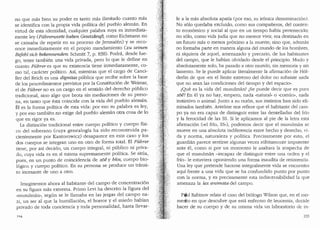 no que mas bien su poder es tanto mas ilimitado cuanto mas
se identifica con la propia vida politica del pueblo aleman. En
virtud de esta identidad, cualquier palabra suya es inmediata-
mente ley (Ft1brerwo11e baben Gesetzkraft, coma Eichmann no
se cansaba de repetir en su proceso de Jerusalen) y se reco-
noce inmediatamente en el propio mandamiento (zu seinen
Befebl sicb bekennenden: Schmitt 7, p. 838). Podra, desde lue-
go, tener tambien una vida privada, pero lo que le define en
cuanto Fuhrer es que su existencia tiene inmediatamente, co-
mo ta!, caracter politico. Asi, mientras que el cargo de Canci-
ller del Reich es una dignitas p(1blica que recibe sobre la base
de los procedimientos previstos por la Constituci6n de Veimar,
el de Fuhrer no es un cargo en el sentido del derecho publico
tradicional, sino algo que brota sin mediaciones de su perso-
na, en tanto que esta coincide con la vida del pueblo alemin.
El es la forma politica de esta vida: por eso su palabra es ley,
y por eso tambien no exige del pueblo alemin otra cosa de lo
que en rigor ya es.
La distinci6n tradicional entre cuerpo politico y cuerpo fisi-
co del soberano (cuya genealogia ha sido reconstruida pa-
cientemente por Kantorowicz) desaparece en este caso y los
dos cuerpos se integran uno en otro de forma total. El Fuhrer
tiene, por asi decirlo, un cuerpo integral, ni publico ni priva-
do, cuya vida es en si misma supremamente politica. Se situa,
pues, en un punto de coincidencia de zoe y bfos, cuerpo bio-
16gico y cuerpo politico. En su persona se produce un transi-
to incesante de uno a otro.
Imaginemos ahora al habitante del campo de concentraci6n
en su figura mas extrema. Primo Levi ha descrito la figura del
"musulman.., seg(m se le llamaba en las jergas del campo na-
zi, un ser al que la humillaci6n, el horror y el miedo habian
privado de toda conciencia y toda personalidad, hasta llevar-
?2.4
le a la mas absoluta apatfa (por eso, su ir6nica denominaci6n).
No solo quedaba excluido, como sus compafteros, del contex-
to econ6mico y social al que en un tiempo habfa pertenecido;
no s6lo, como vida judfa que no merece vivir, era destinaclo en
un futuro mis o menos pr6ximo a la muette; sino que, ademas
no formaba parte en manera alguna del mundo de los hombres,
ni siquiera de aquel, amenazaclo y precario, de los habitantes
del campo, que le habian olvidado desde el principio. Mudo y
absolutamente solo, ha pasado a otro mundo, sin memoria y sin
lamento. Se le puede aplicar literalmente la afirmaci6n de Hol-
derlin de que "en el limite extrema del dolor no subsiste nacla
que no sean las condiciones del tiempo y del espacio0 •
lQue es la vida del musulman? 2Se puede decir que es pura
zoe? En el ya no hay, empero, nada «natural» 0 «COm(mn, nada
instintivo o animal. ]unto a su raz6n, sus instintos han siclo eli-
minados tambien. Antelme nos refiere que el habitante del cam-
po ya no era capaz de distinguir entre las dentelladas del frio
y la ferocidad de las SS. Si le aplicamos al pie de la letra esta
afirmaci6n (.<el fri:o, SS.,), podemos decir que el musulman se
mueve en una absoluta incliferencia entre hecho y clerecho, vi-
da y norma, naturaleza y politica. Precisamente por esto, el
guardian parece sentirse algunas veces si'.ibitamente impotente
ante el, como si por un momenta le asaltara la sospecha de
que el musulman -incapaz de clistinguir entre una orden y el
frio- le estuviera oponiendo una forma inaudita de resistencia.
Una ley que pretende hacerse integralmente vida se encuentra
aqui frente a una vida que se ha confunclido punto por punto
con la norma, y es precisam.ente esta incliscemibiliclad la que
amenaza la lex aniniata del campo. ·
Pi,bl Rabinov relata el caso del bi6logo Wilson que, en el mo-
merlto en que descubre que esta enfermo de leucemia, decide
hacer de su cuerpo y de su misma vicla un laboratorio de in-
')" --.J)
 