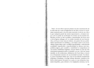 Nota I.- Se nos ofrece aqui por primera vez esta caracterizaci6n de
la nuda vida que ..como protagonista de este libro.. recurre en muchi-
simas ocasiones junto a sus dos notas esenciales: la de ser una vida a
la que cualquiera puede dar muerte impunemente y, al mismo tiem-
po, la de no poder ser sacrificada de acuerdo con los rituales esta-
blecidos; es decir, la vida "uccidibile e insacrificabile.. del homo sacer
y de las figuras analogas a el. La subida concision de esta formula-
ci6n, ya de por si muy tensa en italiano, nos parece de muy proble-
matica reproducci6n en castellario, y con mayor raz6n la que se ma-
nifiesta en giros afilileS COlllO «UCcidibiie insacrificabilita.. 0 "insacrificabile
uccidibilita... Insacrificaole o insacrificabilidad no ofrecen, esta claro,
problema alguno; pero umatable>· y umatabilidacl» se compadecen ma!
con nuestra sensibiliclad linguistica, aunque desde un punto de vista
estrictamente gramatical nada se opondria a su uso, y por eso hemos
decidido, no sin vacilaciones, abstenernos de el por temor a incurrir
en un forzamiento excesivo sin una necesidad acuciante. No obstan-
te, parece importante seiialar que, como me ha indicado amablemente
el 'iprofesor colombiano, mi amigo Alfonso Monsalve, "matable.. se ha
hecho relativamente frecuente en su pais, en una utilizaci6n clara-
mente biopolltica, para referirse a los marginados extremos, los Ila-
243
 