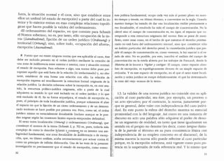[:
I!
fuera, la situaci6n normal y el caos, sino que establece entre ~·,·tura politica fundamental, ocupa cadf! vez mas el primer pla~o en nues-
ellos un umbral (el estado de excepci6n) a partir del cual lo in- t tro. tiempo y tiende, en ultimo termino, a convertirse en la regla. Cuanclo
t~rior Ylo exterior entran en esas complejas relaciones topol6- i; nuestro tiempo ha tratado de dar una localizaci6n visible permanente a
gicas que hacen posible la validez del ordenamiento. f,· eso ilocalizable, el resultado ha sido el campo de concentraci6n. No la
"El ordenamiento del espacio", en que consiste para Schmitt f'. carcel sino el campo de concentraci6n es, en rigor. el espacio que co-
el Nomos soberano, no es, por tanto, s6lo «Ocupaci6n de la tie- r: rresponde a esta estructura originaria de! 1zomos. Esto se pone de mani-
rra,, (Landnahme), fijaci6n de un orden juridico (OrdnuniJ y r fiesto, entre otras cosas, en el hecho de que mientras el derecho peniten-
territorial COrtung), sino, sabre todo, "ocupaci6n del afuera", (: ciario no esta fuera del ordenamiento normal, sino que constituye solo
excepci6n (Ausnahme). i.', un .ambito particular clel derecho penal, la constelacion juriclica que pre-
!' Puesto que «no existe ninguna norma que sea aplicable al caos·, este
debe ser incluido primeto en el orden jurfdico mediante la creaci6n de
una zona de indiferencia entre exterior e interior, caos y situaci6n normal:
el estado de excepcion. Para referirse a algo, una norma debe pues pre-
suponer aquello que esta fuera de la relaci6n (lo irrelacionado) y, no obs-
tante, establecer de esta forma una relaci6n con ello. La relaci6n de
excepci6n expresa as1 sencillamente la estructura formal originaria de la
relaci6n juridica. La decision soberana sobre la excepci6n es, en este sen-
tido, la estructura polltico-jurfdica originaria, solo a partir de la cual
adquieren su sentido lo que esta incluido en el orden jurfdico y lo que
esta excluido de el. En su forma arquet1pica, el estado de excepci6n es,
pues, el principio de toda localizaci6n juridica, porque solamente el abre
el espacio en que la fijaci6n de un cierto ordenamiento y de un determi-
nado territorio se hace posible por primera vez. Pero, como tal, el orden
jurfdico mismo es esencialmente ilocalizable (incluso aunque se le pue-
dan asignar segun las ocasiones lilnites espacio-temporales definidos).
El nexo entre localizaci6n (Ortung) y ordenamiento (Ordnung), que
constituye el "nomos de la tierra" (Schmitt 2, p. 70) es, pues, todavfa mas
complejo de como lo describe Schmitt y contiene en su interior una am-
bigl.iedad fundamental, una zon~ ilocaliz~ble de fudiferencia o de excep-
ci6n, que, en (1ltimo analisis, acaba necesariamente por actuar contra ~l
como un principio de infinita dislocaci6n. Una de las tesis de la presente
investigaci6n es precisamente que el estado de excepci6n, como estruc-
32
;: Side el campo de concentraci6n es, como veremos, la ley marcial o el es-
;tado de sitio. No es posible, por esto, inscribir el analisis clel campo de
;concentracion en la estela abierta por los trabajos de Foucault, clesde la
Historia de la locura a V'igilar y castigar. El campo, como espacio abso-
luto de excepci6n, es topol6gicamente diverso de un simple espacio de
:reclusion. Y es este espacio de excepci6n, en el que el nexo entre locali-
'zaci6n y orden jur1clico se rompe definitivamente, el que ha cleterminaclo
la crisis del viejo ..nomos de la tierra..,
I.3. La validez de una norma juridica no coincide con su apli-
.. caci6n al caso particular, sea este, por ejemplo, un proceso o
.:un acto ejecutivo; por el contrario, la norma, justamente por-
,que es general, debe valer con indepenclencia del caso indivi-
.dual. En este punto la esfera del derecho muestra su esencial
.proximidad con la del lenguaje. Asi como en una instancia de
,discurso en acto una palabra s6lo aclquiere el poder de deno-
'tar un segmento de realidad, en tanto que tiene igualmente un
.sentido en el propio no denotar (es decir, como langue clistin-
ta de la pai-ole: el termino en su pura consistencia lexica con
independencia de su empleo concreto en el discurso), de la
,misma manera la norma s6lo puede referirse al caso particular
potque, en la excepci6n soberana, esta vigente como pura po-
.tencia en la suspension de toda referenda real. Y lo mismo que
33
 