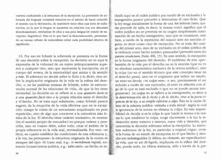 cuentra confrontado a la estructura de la excepci6n. La pretension de so-
beranfa de! lenguaje consistira entonces en el intento de hacer coincidir
el sentido con la denotaci6n, de establecer entre ellos una zona de indis-
tinci6n, en la que la lengua se mantiene en relaci6n con sus denotata
abandonandolos, retirandose de ellos a una pura langue (el ..estado de ex-
cepci6n" lingiiistico). Esto ~s lo que hace la desconstrucci6n, presentan-
do un exceso infinito de indecidibles sobre cada posibilidad efectiva de
significado.
I.6. Por eso en Schmitt la soberania se presenta en la forma •.
de una decision sabre la excepcion. La decision no es aqu1 la •
expresion de la voluntad de un sujeto jerarquicamente supe-
rior a cualquier otro, sino que representa la inscripcion, en el
cuerpo del nomos, de la exterioridad que anima y da sentido
a este. El soberano no decide sobre lo licito y lo ilicito, sino sa-
bre la implicaci6n originaria de la vida en la esfera del dere-
cho, o, en las palabras mismas de· Schmitt, sobre ..1a estrnctu-
racion normal de las relaciones de vida.., de que la ley tiene .
necesidad. La decision no se refiere ni a una quaestio iuris ni .'
a una quaestio facti sino a la propia relacion entre el derecho
y el hecho. No se trata aqui solamente, coma Schmitt parece
sugerir, de la irrupci6n de la «Vida efectiva" que en la excep-
cion «rompe la costra de un mecanismo anquilosado en pura
repeticion", sino de alga que concierne a la naturaleza mas in-
tima de la ley. El derecho tiene caracter normativo, es «norma"
(en el sentido propio de ..escuadra..) no porque ordene y pres-··
criba, sino en cuanto debe, sabre todo, crear el ambito de la·.
propia referenda en la vida real, normalizarla. Par esto -es ::
decir, en cuanto establece las condiciones de esta referenda y,
a la vez, las presupone- la estructura originaria de la norma es•;
siempre del tipo: ..si (caso real, e.g.: si membrum rupsit), en-
tonces (consecuencia juridica, e.g.: talio esto}•: un hecho es in-
40
cluido aqui en el orden juridico par media de su exclusion y la
transgresi6n parece preceder y determinar el caso licito. Que
la ley tenga inicialmente la forma de una lex talionis (talio, qui-
zas procede de talis, es decir: la misma cosa), significa que el
orden juridico no se presenta en su origen simplemente como
sanci6n de un hecho transgresivo, sino que se constituye, m{1s
bien, a traves de la repeticion del mismo acto sin sanci6n al-
guna, es decir coma caso de excepci6n. No se trata del casti-
go del primer acto, sino de su inclusion en el orden juridico de
la violenc;ia como hecho juridico primordial (permittit enim lex
pareni vindictam, Pesto 496, 15). En este sentido, la excepci6n
.,es la forma originaria del derecho. El emblema de esta apre-
. hensi6n de la vida par el derecho no es la sanci6n (que no es
en absoluto caracteristica exclusiva de la norma juridica), sino
la culpa (no en el sentido tecnico que este concepto tiene en
el derecho penal, sino en el originario que indica un estado,
un estar-en-deuda -in culpa esse-: o sea, precisamente el ser
incluido a traves de una exclusion, el estar en relacion con al-
. go de lo que se esta excluido o que no se puede asumir !nte-
gramente). La culpa nose rnfiere a la transgresi6n, es decir a
,'ta determinaci6n de lo licito y de lo ilf.cito, sino a la pura ui-
de la ley, a su siniple r~ferirse a alga. Esta· es la raz6n (11-
tima de la maxima juridica -extrafia a toda moral- seg(m la cual
la ignorancia de la norma no elimina la culpa. En esta imposi-
bilidad de decidir si es la culpa lo que funda la norma o la nor-
rri.a lo que establece la culpa, surge claramente a la luz la in-
distind6n entre extemo e interno, entre vida y derecho, que
'caracteriza la decision soberana sabre la excepci6n. La estruc-
tura "soberana" de la ley, su particular y original ..vigor", revis-
te la forma de un estado de excepci6n en el que hecho y dere-
:' 'cho son indistinguibles (y cleben, no obstante, ser especificados).
' 'La vida, que es asi ob-ligada, implicada en la esfera del dere-
: cho puede serlo en liltima instancia, s6lo a traves de la pre-.. ' '
41
 