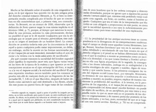 Mucho se ha debatido sobre el sentido de esta enigmatica fi- _
gura, en la que algunos han querido ver "la mas antigua pena
del derecho criminal romano• (Bennett, p. 5), si bien su inter-
pretaci6n resulta complicada por el hecho de que se concen-
tran en ella caracteristicas que, a primera vista, son contradic-
torias. Ya Bennett, en un ensayo de 1930, observaba que la
definici6n de Festo "parece negar la cosa misma implicita en el
termino• (ibid., p. 7), porque, al tiempo que sanciona la sacra-
lidad de una persona, autoriza Co, mas precisamente, declara <',
no punible) el que se le de muerte (cualquiera que sea la eti- "..
mologfa que se acepte para el termino parricidium, este indi-
ca en su origen el asesinato de un hombre libre). La contra-
dicci6n se acent(1a todavia mas por la circunstancia de que .."
aquel a quien cualquiera podfa matar impunemente, no debfa, ·'
sin embargo, recibir la muerte en las formas sancionadas por ·•
el rito (nequefas est eum immolari; ininiolari indica el acto de:':
rociar a la victima con la niola salsa antes de sacrificarla).
,-:En que consiste entonces la sacralidad del hombre sagrado?,
~Que significa la expresi6n sacer esto, que figura varias veces ..
en las leyes de la epoca de la realeza y que aparece ya en las ,
inscripciones arcaicas en el cipo rectangular del foro, si impli-~~
ca a la vez el impune occidi y la exclusion del sacrificio? El que;:
esta expresi6n resultara oscura tambien para los romanos se)
prueba mas alla de cualquier duda por un fragmento de las Sa-',
turnalia (III, 7, 3-8) en el que Macrobio, despues de haber de-.
finido como sacnmi lo que esta destinado a los dioses, anade: ;
..En este punto no parece fuera de lugar tratar de las condicio-·
' Hombre sagrado es, empero, aquel a quien el pueblo ha juzgado por un'
delito; no es licito sacrificarle, pero quien le mate, no sera condenado por ho:;''
micidio. En efecto, en la primera ley tribunicia se advierte que ..si alguien ma','
ta a aquel que es sagrado por plebiscito, no sera considerado homicida... De··
aquf viene que se suela Hamar sagrado a un hombre malo e impuro. ·
94
;nes de esos hombres que la ley ordena consagrar a determi-
~nadas divinidades, porque no ignoro que a algunos les parece
;;·extrafio (mirum videri) que, mientras esta prohibido violar cual-
,.Jquier cosa sagrada, sea llcito, en cambio, matar al hombre sa-
,'i·:grad?'" Cualquiera que sea el valor de la interpretaci6n que Ma-
;:,Fcrob10 se cree obligado a proporcionar en este punto, es cierto
;-gue l~ .sacralidad aparecfa a sus ojos lo suficientemente pro-
>b.lemat1ca como para tener necesidad de una explicaci6n.
. " I.2. La perplejidad de los antiqui auctores tiene su corres-
pondencia en la divergencia de las interpretaciones modernas.
.,Aquf el campo se divide entre aquellos (como Momms~n, Lan-
~t ge, Bennet, Strachan-Davidson) que ven en la sacratio un re-
Y,/~siduo debilitado y secularizado de una fase arcaica en que el
· derecho religioso y el penal nose habfan cliferenciado todayfa,
Y en el que la condena a mue11e se presentaba como un sacri-
:ificio a la divinidad, y los que (como Kerenyi y Fowler) aclvier-
;ten en ella una figura arquetipica de lo sagrado, la consagra-
ci6n a los dioses infernales, analoga en su ambigl.ieclad a la
+noci6n etnol6gica de tab(1: augusto y malclito, digno de vene-
raci6n y que suscita horror. Si los primeros consiguen clar ra-
}6n del itnpune occidi (coma hace, por ejemplo, Mommsen,
:..>en terminos de una ejecuci6n popular o sustitutoria de una
~;S?ndena a muerte), no pueden, empero, explicar de manera con-
:v:mcente la prohibici6n del sacrificio. A la inversa, en la per.s-
':p~ctiva de los segundos, si el nequefas est eum immolari re-
' plta comprensible ("el honio sacer--escribe Kerenyi- no puede
.er objeto de sacrificio, de un sacr?fltium, por esta frnica y muy
~~11cilla raz6n: lo que es sacer esta ya en posesi6n de los clio-
s.es y es originariamente y de manera particular posesi6n de los
.ciioses infernales, y no hay, pues, necesidad de que se le haga
.Cl.l con una nueva acci6n·: Kerenyi, p. 76) no se comprende,
n-
7)
 
