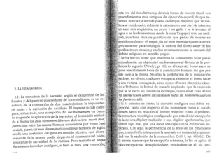 3. LA VIDA SAGRADA
3.1. La estructura de la sacratio, segun se desprencle de las:.i
fuentes y del parecer concordante de los estudioso~, es ui:- re-:.
sultado de la conjunci6n de dos caracteristicas: la 1~p~1mda~.;
de matar y la exclusion del sacrificio. El impune occidt conf1- ,
gura, sobre todo, una excepci6n del ius human~11!". en c~a~~>
to suspende la aplicaci6n de la ley sobre el hom1c1d10 a~nbu~-. ·::
da a Numa (si quis hominem liberum dolo sciens mortt dutt,..
parricidas esto). La misma formula transmitida p~: Festo (q,ui•
occidit, parricidi non damnatur) constituye tamb1en de algun,
modo una autentica exceptio en sentido tecnico, que el res-
ponsable de la muerte podia alegar en el momen~~ del juicio,":
invocando la sacralidad de la vktima. Pero tamb1en el ne~u~;
fas est eum innnolari configura, si bien se mira, una excepc10~,·
1 n/.
!:esta vez del ius divinum y de toda forma de muerte ritual. Los
fprocedimientos mas antiguos de ejecucion capital de que te-
:{pemos noticia (la terrible poena cullei que disponia que se rne-
;pera al condenado, cubierta la cabeza con una piel de lobo, en
}~n saco con serpientes, un perro y un gallo y se le arrojara al
.agua o se le defenestrara desde la roca Tarpeya) son, en reali-
idad, mas bien ritos de purificacion que penas de muerte en
·s.entido moderno: el nequefas est ewn iinmolari pareda servir
precisamente para distinguir la muerte del bomo sacer de las
purificaciones rituales y excluir terminanternente la sacratio clel
~rpbito religioso en senticlo propio.
/'. Se ha hecho notar que mientras la consecratio hace pasar
: :ormalmente un objeto del ius hwnanu111. al divino, de lo pro-
fano a lo sagrado (Fowler, p. 18), en el caso del ho111.o sacer se
.pone sencillamente fuera de la jurisdiccion humana sin que por
ello pase a la divina. No solo la prohibicion de la inmolacion
~~duye, en efecto, cualquier equiparacion entre el bo1no sacer
'y una vktima consagrada, sino, como ohserva Macrobio dtan-
<;lo a Trebacio, la licitud de matarle implicaba que la violencia
"que se le hada no constituia sacrilegio, como en el caso de las
:·res sacrae (cwn cetera sacra violari nefas sit, boniine1n sacrum
lusfuerit occidi).
}'Si lo anterior es cierto, la sacratio configura una doble ex-
sepcion, tanto con respecto al ius bumanum como al ius di-
;pi1ium., tanto en relaci6n al ambito religioso como al profano.
:ta estructura topologica configurada por esta doble excepcion
:es la de una d(1plice exclusion y una d(1plice aprehension, que
?frece algo mas que una mera analogfa con la excepcion so-
':berana. (De aqui la pertinencia de la tesis de los estudiosos
gue, como Crifo, interpretan la sacratio en sustancial continui-
·'~fa.d con la exclusion de la comuniclad: Crifo I, pp. 460-65). De
Jf: misma manera que la excepcion soberana, la ley se aplica al
'caso excepcional desaplicindose, retirandose de el, asi tam-
107
 