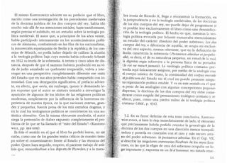 El mismo Kantorowicz advie1te en su prefacio que el libro, ·
nacido como una investigaci6n de los precedentes medievales
de la doctrina jurfdica de los dos cuerpos d~l rey, habfa ido
mucho mas alla de sus intenciones iniciales, hasta transformarse,
segun precisa el subtftulo, en un "estudio sobre la teologia po-
litica medieval". El autor que, a principios de los afi.os veinte,
habfa participado intensamente en los acontecimientos politi-
cos de Alemania, combatiendo en las filas de los nacionalistas,
la insurrecci6n espa1taquista de Berlin y la rep(1blica de los con-
sejos de Munich, no podia haber dejado de calibrar la alusi6n ..
a la «teologia polltica" bajo cuya ensena habfa colocado Schmitt
en 1922 su teoria de la soberania. A treinta y cinco anos de dis-
tancia, despues de que el nazismo hubiera producido en su vi-
da de judio asimilado un quebranto irreparable, volvfa a inte-
rrogar en una perspectiva completamente diferente ese «mito
del Estado" que en sus anos juveniles habia compa1tido con in-:
tensidad. Con una denegaci6n significativa, el prefacio advier-
te, en efecto, que "seria, sin embargo, querer ir demasiado le-·· .,
jos suponer que el autor se sintiera tentado a investigar la ''
aparici6n de algunos de los idolos de las religiones politicas
modernas, simplemente por la influencia de la horrorosa ex-·,::,;
periencia de nuestra epoca, en la que naciones enteras, gran-•. ·
des y pequefias, fueron presa de los mas extrafios dogmas, y
en la cual los teologismos politicos se convirtieron en una au-: ..
tentica obsesi6n·.. Con la misma elocuente modestia, el autor
niega la pretension de "haber expuesto completamente el pro- .:.
blema de lo que se ha llamado el "mito del Estado''., (Kantoro~ ··
wicz, pp. xxx-XXXI). ,
Es este el sentido en el que el libro ha podido leerse, no sin )
raz6n como uno de los grandes textos criticos de nuestro tiem-.·;:' .,,
po sobre el consentimiento frente al Estado y las tecnicas del}~
poder. Quien haya seguido, empero, el paciente trabajo de ana....:·~.
lisis que, remontandose a los Repo11s de Plowden y a la maca~·g
bra ironfa de Ricardo II, llega a reconstituir la formaci6n, en
la jurisprudencia y en la teologia medievales, de las cloctrinas
de los dos cuerpos clel rey, no puede dejar de preguntarse si
es posible leer exclusivamente el libro como una desmitifica-
ci6n de la teologia politica. El hecho es que, mientras b teo-
logia polltica evocada por Schmitt enmarcaba esencialmente
un estudio del caracter absoluto del poder soberano, Los dos
cue1pos del rc::y, a diferencia de aquella, se ocupa en exclusi-
, . va del otro aspecto, menos relevante, que en la clefinici6n de
.Bodin caracteriza la soberanfa (Puissance absolue et pe1pr:.>tu-
··. elle), es decir, el de su naturaleza perpetua, en virtud de la cual
·...·la dignitas regia sobrevive a la persona fisica de su portador
(le roi ne meurt janiais). La "teologfa politica cristiana" pre-
. tendia aqui (micamente asegurar, por medio de la analogia con
>el cuerpo mfstico de Cristo, la continuidad del co1pus ;nora!e
·!,· et politicum del Estado sin el cual no puede pensarse ningu-
·..·na organizaci6n polftica estable. Yes en este sentido en el ~ue
•... •a pesar de las analogias con algunas concepciones paganas
,dispersas, la doctrina de los dos cuerpos del rey debe consi-
derarse como surgida del pensamiento teol6gico cristiano y se
.ofrece, pues, como una piedra miliar de la teologia politica
cristiana" (ibfd., p. 434).
5.2. En su firme defensa de esta tesis conclusiva, Kantoro-
,wicz evoca, si bien lo deja inmecliatamente de lado, el elemento
que precisamente habria podido orientar la genealogia de la
doctrina de los dos cuerpos en una direcci6n menos tranquili-
.Zadora y ponerla en conexi6n con el otro y mas oscuro arca-
na del poder soberano: la puissance absolue. En el Cap. VII,
al describir las singulares ceremonias flmebres de los reyes fran-
ceses, en las que la efigie de cera del soberano ocupaba un lu-
gar impo1tante y, expuesta en un lit dhonnew~ era tratada exac-
121
 