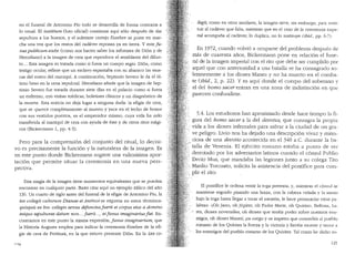 en el funeral de Antonino Pio todo se desarrolla de forma contraria a
lo usual. El iustitium Cluto oficial) comienza aqui solo despues de dar "
sepultura a las huesos, y el solemne cortejo feinebre se pone en mar-
cha una vez que los restos del cadaver reposan ya en tierra. Y este fu-
nuspublicum atafie (como nos hacen saber los informes de Dion y de
Herodiano) a la imagen de cera que reproduce el semblante de! difun-
to... Esta imagen es tratada coma si fuera un cuerpo regio. Dion, coma
testigo ocular, refiere que un esclavo espantaba con su abanico las rnos-
cas del rostro del maniqui. A continuaci6n, Septimio Severo le da el ul-
timo beso en la urna sepulcral. Herodiano afiade que la imagen de Sep-
timio Severo fue tratada durante siete dias en el palacio corno si fuera_
un enfermo, con visitas medicas, boletines clinicos y un diagn6stico de
la muerte. Esta noticia no deja lugar a ninguna duda: la efigie de cera,
que se "parece completamente" al muerto y yace en el !echo de honor
con sus vestidos puestos, es el emperador mismo, cuya vida ha sido
transferida al maniqui de cera con ayuda de este y de otros ritos magi-
cos (Bickermann 1, pp. 4-5).
Pero para la comprensi6n del conjunto del ritual, lo decisi-
vo es precisamente la funci6n y la naturaleza de la imagen. Es
en este punto donde Bickermann sugiere una valiosisima apor-
taci6n que permite situar la ceremonia en una nueva pers-
pectiva.
Esta magia de la imagen tiene numerosos equivalentes que se pueden
encontrar en cualquier pa1te. Baste citar aqui un ejemplo italico de! afio
136. Un cua1to de siglo antes del funeral de la efigie de Antonino Pio, la
lex collegii cultornm Dianae et Antinoi se expresa en estos terminos:
quisquis ex hoc collegio servus defunctus fuerit et co1pus eius a domino
iniquo sepulturae datum non... Juerit..., eifunus imaginariusfiet. En-
contramos en este punto la misma expresi6n, funus imagin.arium, que
la Historia Augusta emplea para indicar la ceremonia f(mebre de la efi-
gie de cera de Pertinax, en la que estuvo presente Di6n. En la Lex co-
1 ?Li
llegii, coma en otras similares, la imagen sirve, sin embargo, para susti-
tuir al cadaver que falta, mientras que en el caso de la ceremonia impe-
rial acompafia al cadaver; lo duplica, no lo sustituye (ibid., pp. 6-7).
En 1972, cuando volvi6 a ocuparse del _problema despues de
mas de cuarenta afios, Bickermann pone en relaci6n el fune-
ral de la imagen imperial con el rito que clebe ser cumpliclo por
' aquel que con anterioriclad a una batalla se ha consagraclo so-
-. 'lemnemente a los dioses Manes y no ha muerto en el comba-
,te (ibid., 2, p. 22). Y es aqui cloncle el cuerpo clel soberano v
el clel bonio sacer entran en una zona de indistinci6n en qu~
parecen confundirse.
5.4. Los estudiosos han aproximaclo clescle hace tiempo la fi-
. gura del bonio sacer a la del devotus, que consagra la propia
vida a los dioses infernales para salvar a la ciudad de un ara-o
ve peligro. Livio nos ha dejado una descripci6n vivaz y minu-
., ciosa de una devotio acontecicla en el 340 a.C. clurante la ba-
;" talla de Yesenia. El ejercito romano estaba a punto de ser
,derrotado por los adversarios latinos cuanclo el consul Publio
Decio Mus, que manclaba las legiones junto a su colega Tito
_Manlio Torcuato, solicita la asistencia clel pontffice para cum-
plir el ritO: ,
El pontffice le ordena vestir la toga pretexta, y, mientras el c6nsul se
mantiene erguido pisando una lanza, con la cabeza velada y la mano
bajo la toga hasta llegar a tocar el ment6n, le hace pronunciar estas pa-
labras: "iOh Jano, oh J(ipiter, -oh Padre Marte, oh Quirino, Bellona, La-
res, dioses novensiles, oh dioses que teneis poder sobre nuestros ene-
migos, oh dioses Manes!, jOS ruego y os impetro que concedais al pueblo
romano de los Quirites la fuerza y la victoria y lleveis muerte y terror ;i
los enemigos de! pueblo romano de los Quirites. Ta! como he clicho so-
125
 