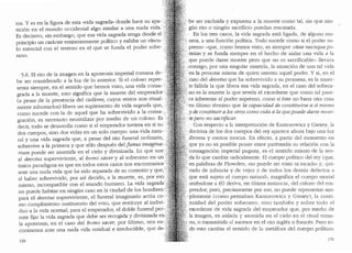 tos. Yes en la figura de esta uvida sagrada" donde hace su apa- i
rici6n en el mundo occidental algo similar a una nuda vida.' ·•
Es decisivo, sin embargo, que esa vida sagrada tenga desde el'/,
principio un caracter eminentemente politico y exhiba un vincu- ;
lo esencial con el terreno en el que se funda el poder sobe- ,·
rano.
5.6. El rito de la imagen en la apoteosis imperial romana de-·'
be ser considerado a la luz de lo anterior. Si el coloso repre-
senta siempre, en el sentido que hemos visto, una vida consa-
grada a la muerte, esto significa que la muerte del emperador.
(a pesar de la presencia del cadaver, cuyos restos son ritual- ·
mente inhumados) libera un suplemento de vida sagrada que, ·.···
como sucede con la de aquel que ha sobrevivido a la consa- · .
graci6n, es necesario neutralizar por medio de un coloso. Es.<
decir, todo se desarrolla como si el emperador tuviera en si no
dos cuerpos, sino dos vidas en un solo cuerpo: una vida natu- ·
ral y una vida sagrada que, a pesar del rito funeral ordinario, .
sobrevive a la primera y que s6lo despues del funus i1nagina- .
riuni puede ser asumida en el cielo y divinizada. Lo que une ''
al devotus superviviente, al homo sacer y al soberano en un .
(mico paradigma es que en todos estos casos nos encontramos /
ante una nuda vida que ha sido separada de su contexto y que, ·,·.
al haber sobrevivido, por as1 decirlo, a la muerte, es, por eso :
mismo, incompatible con el mundo humano. La vida sagrada •:·
no puede habitar en ningun caso en la ciudad de los hombres:.:: ,
para el devotus superviviente, el funeral imaginario act(1a co- ?
mo cumplimiento sustitutorio del voto, que restituye al indivi- ·
duo a la vida normal; para el emperador, el doble funeral per:.. :
mite fijar la vida sagrada que debe ser recogida y divinizada en:,
la apoteosis; en el caso del ho1110 sacer, por ultimo, nos en-,
contramos ante una nuda vida residual e irreductible, que de-
130
ser excluida y expuesta a la muerte como tal, sin que nin-
gun rito o ningun sacrificio puedan rescatarla.
En los tres casos, la vida sagrada esta ligada, de alguna ma-
·'; nera, a una funci6n polltica. Todo sucede como si el poder su-
.· ·premo -que, como hemos visto, es siempre vitae necisquepo-
;,· testas y se funda siempre en el hecho de aislar una vida a la
. que puede darse muerte pero que no es sacrificable- llevara
:.·,consigo, por una singular simetrfa, la asunci6n de una tal vicla
··en la persona misma de quien ostenta aquel poder. Y si, en el
·-~ caso del devotus que ha sobrevivido a su promesa, es la muer-
; te fallida la que libera esa vida sagrada, en el caso del sobera-
'./no es la muerte la que revela el exceclente que como tal pare-
(•ce inherente al poder supremo, como si este no fuera otra cosa
''en (tltimo termino que la capacidad de constituirse a sf 1nismo
, • y de constituir a los otms co1no vida a la que puede darse nu1er-
;;~';i>.te pem no sacrificar.
·ti. Con respecto a la interpretaci6n de Kantorowicz y Giesey, la
doctrina de los dos cuerpos del rey aparece ahora bajo una luz
·..diversa y menos inocua. En efecto, a partir clel momento en
·..·· que ya no es posible poner entre parentesis su relaci6n con la
{consagraci6n imperial pagana, es el sentido mismo de la teo-
····rfa lo que cambia radicalmente. El cuerpo polltico clel rey (que,
en palabras de Plowden, "no puede ser visto ni tocado.. y, "Pri-
yado de infancia y de vejez y de todos los dem~1s defectos a
•que esta sujeto el cuerpo natural.., magnifica el cuerpo mortal
>i.miendose a el) deriva, en (1ltima instancia, del coloso clel em-
perador; pero, precisamente por eso, no puede representar sim-
:plemente (como pensaban Kantorovvicz y Giesey), la conti-
nuidad del poder soberano, sino tambien y sobre toclo el
excedente de vida sagrada del emperaclor que, por medio de
:_. la imagen, es aislada y asumida en el cielo en el ritual roma-
i no, o transmitida al sucesor en el rito ingles o frances. Pero to-
( do esto cambia el sentido de la metafora del cuerpo politico:
f,
?.~
1"11
 
