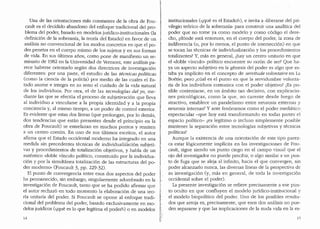 I1:.
I
IUna de las orientaciones mas constantes de la obra de Fou- ~
cault es el decidido abandono del erifoque tradicional del pro- f:
blema del poder, basado en modelos juridico-institucionales (la I
definici6n de la soberanfa, la teorfa del Estado) en favor de un I
analisis no convencional de los modos concretos en que el po- !
der penetra en el cuerpo mismo de los sujetos y en sus formas f
de vida. En sus (1ltimos aiios, como pone de manifiesto un se- l
fminario de 1982 en la Universidad de Vermont, este analisis pa- ~
rece haberse orientado segun dos directrices de investigaci6n
diferentes: por una parte, el estudio de las tecnicas politicas
(como la ciencia de la policfa) por medio de las cuales el Es-
tado asume e integra en su seno el cuidado de la vida natural
de los individuos. Por otra, el de las tecnologfas de! yo, me- f1
diante las que se efect(1a el proceso de subjetivaci6n que lleva t
al individuo a vincularse a la propia identidad y a la propia I';
conciencia y, al mismo tiempo, a un poder de control exterior. i
Es evidente que estas dos lineas (que prolongan, por lo demas, r'..
dos tendencias que estan presentes desde el principio en la [
obra de Foucault) se entrelazan en muchos puntos y remiten f
a un centro com(m. En uno de sus ultimos escritos, el autor !:
afirma que el Estado occidental moderno ha integrado en una f
medida sin precedentes tecnicas de individualizaci6n subjeti- r
vas y procedimientos de totalizaci6n objetivos, y habla de un ~·.·
autentico "doble vinculo politico, constituido por la individua- ~
ci6n y por la simultanea totalizaci6n de las estructuras del po- r
der moderno.. (Foucault 3, pp. 229-32). L
El punto de convergencia entre esos dos aspectos del poder ~·
ha permanecido, sin embargo, singularmente adurnbrado en la J.,
investigaci6n de Foucault, tanto que se ha podido afirmar que t
el autor rechaz6 en todo momenta la elaboraci6n de una teo- 1
rfa unitaria del poder. Si Foucault se opone al enfoque tradi- lcional del problema del poder, basado exclusivamente en mo- 1L
delos jur1dicos (..c:que es lo que legitima el poder?,,) o en modelos f
14
institucionales (..c:que es el Estado?..), e invita a ..}iberarse del pri-
vilegio te6rico de la soberanfa,. para constmir una analltica del
poder que no tome ya como modelo y como c6digo el dere-
cho, c:d6nde esta entonces, en el cuerpo del poder, la zona de
indiferencia (o, por lo menos, el punto de intersecci6n) en que
se tocan las tecnicas de individualizaci6n y los proceclimientos
totalizantes? Y, mas en general, c:hay un centro unitario en que
el "doble vinculo" politico encuentre su raz6n de ser? Que ha-
ya un aspecto subjetivo en la genesis del poder es algo que es-
taba ya implicito en el concepto de servitude volontaire en La
Boetie; pero i:cual es el punto en que la servidumbre volunta-
ria de los individuos comunica con el poder objetivo? ,,:Es po-
sible contentarse, en un ambito tan decisivo, con explicacio-
nes psicol6gicas, como la que, no carente desde luego de
atractivo, establece un paralelismo entre neurosis externas y
neurosis internas? Y ante fen6menos como el poder mediatico.
espectacular -que hoy esta transformando en todas panes· el
espacio politico-- les leg!timo o incluso simplemente posible
mantener la separaci6n entre tecnologfas subjetivas y tecnicas
politicas?
Aunque la existencia de una orientaci6n de este tipo parez-
ca estar 16gicamente implicita en las investigaciones de Fou-
cault, sigue siendo un punto ciego en el campo visual que el
ojo del investigador no puede percibir, o algo similar a un pun-
to de fuga que se aleja al infinito, hacia el que convergen, sin
poder alcanzarlo nunca, las diversas Hneas de la perspectiva de
SU investigaci6n (y, mas en general, de toda la investigaci6n
occidental sobre el poder). ·
La presente investigaci6n se refiere precisamente a ese pun-
to oculto en que confluyen el modelo jur!dico-institucional y
el modelo biopolltico del poder. Uno de los posibles resulta-
dos que arroja es, precisamente, que esos dos analisis no pue-
den separarse y que las implicaciones de la nuda vida en la es-
l':i
 