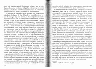dena a la impotencia de la democracia cada vez que se trata-
ba de afrontar el problema del poder soberano y, al mismo
tiempo, la ha hecho constitutivamente incapaz de pensar ver- '
daderarnente una politica no estatal en la modernidad.
La relaci6n de abandono es tan ambigua que nada es mas
dificil que desligarse de ella. El bando es esencialmente el po-
der de entregar algo a si mismo, es decir el poder de mante-
nerse en relaci6n con un presupuesto que esta fuern de toda
relaci6n. Lo que ha sido puesto en bando es entregado a la pro-
pia separaci6n y, al mismo tiempo, consignado a la merced de
quien lo abandona, excluido e incluido, apaitado y apresado a
la vez. La afieja discusi6n en la b:istoriografia juridica entre los
que conciben el exilio como una pena y los que lo consideran,
por el contrario, como un derecho y un refugio (ya a finales de
la rep(iblica Cicer6n piensa el exilio en contraposici6n a la pe-
na: exilium enim non supplicium est, sedperfugium. portusque
supplicii, Pro Caec., 34) tiene su raiz en esa ambigi..iedad del
bando soberano. Tanto en Grecia como en Roma, los testimo-
nios mas antiguos muestran que mas original que la oposici6n :,
entre derecho y pena es la condici6n, ..no cualificada ni como ·
ejercicio de un derecho ni como situaci6n penal" (Crifo 2, p.
11), de quien va al exilio a consecuencia de la comisi6n de un .
hornicidio o de la perdida de la ciudadanfa al conveitirse en ciu-
dadano de una ctvitasfoederata que goza del ius exilii.
Esta zona de indiferencia, en que la vida del exiliado o del
aqua et igni interdictus limita con la del honio sace1~ a quien se
puede matar pero que es insacrificable, sella la relaci6n politica
originaria, mas original que la oposici6n schmittiana entre ami-
go y enemigo, entre conciudadano y extranjero. El extrafiamiento
juridico-religioso (..estrarieta.) de aquel sobre quien pesa el ban- ,·.
do soberano es mas inti.mo y germinal que la condici6n de ex-
trafiamiento territorial (..estraneita.) del extranjero (si es lkito de- ;
sarrollar de este modo la oposici6n que establece Pesto entre
l42
extrarius, es decir qui extrafocu.111. sacramentuJn iusque sit, y ex-
·.. traneus, es decir ex altera terra, quasi exte1raneu5).
De esa forma se hace comprensible la ambigliedad semantica
.ya seiialada por la cual las locuciones italianas "in bando", ..a ban-
dono" significan originariamente tanto a la merced de (..a la mer-
ce di,,) como a voluntad propia, a discrecci6n libremente (..a pro-
pio talento, liberamente,,), como en b expresi6n "correre a
bandono"; y banido (..bandito..) tiene a la vez el valor de ex-
cluido, puesto en bando (uescluso, messo al bando..) y el de
0
abie1to a todos, libre (..aperto a tl.ltti, libero", como en mesa li-
bre --<<lTiensa bandita»- o a rienda suelta -<•a redina bandita»-). El
.bando es propiamente la fuerza, a la vez atractiva y repulsiva,
que liga los dos polos de la excepci6n soberana: la nuda vida
',. y el poder, el bom.o sacer y el soberano. Y solo por esta raz6n
puede significar tanto la ensena de la soberanfa (Bandum, quod
. postea appellatusfuit Standardum, Guntfanonum, italice Con-
<:falone, Muratori, p. 4421 como la expulsion de la comuniclacl.*
Es esta estructura de bando la que tenemos que aprender a
:reconocer en las relaciones pollticas y ~n los espacios pl'1blicos
. en los que todavia vivimos. Aids intimo que toda interioridad
y mas externo que toda exten:oridad es, en la ciudad, el coto z•e-
. ,dado por el ban.do (·bandita,,) de la vida sagrada. Es el n6mos
' soberano que condiciona cualquier otra norma, la espacializa-
.. ci6n originaria que hace posible y que rige toda localizaci6n y
..·,···, toda territorializaci6n. Y si, en la modernidad, la vida se sitl'.1~
· cada vez mas claramente en el centro de la politica estatal (con-
vertida, en los terminos de Foucault, en biopolitica), si, en nues-
: tro tiempo, en un sentido pa1ticular pero realisimo, todos los
.· ciudadanos.se presentan vittualmente como bo11iines sacri, ello
:i ?, es posible solo porque la relaci6n de banclo ha constituiclo des-
,de el origen la estructura propia del poder soberano.
• Vease nota II a la traclucci6n, pag. 245.
 