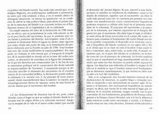 co-politico del Estado-naci6n. Esa nuda vida natural que, en el .
Antiguo Regimen, era politicarnente indiferente y perteneda,
en tanto que vida creatural, a Dios, y en el mundo clasico se
distingufa claramente -al menos en apariencia- en su condi-
ci6n de zoe de la vida politica (bfos), pasa ahora al primer pla-
no de la estructura del Estado y se convierte incluso en el fun-
damento terreno de su legitimidad y de su soberanfa.
Un simple examen del texto de la declaraci6n de 1789 mues-
tra, en efecto, que es propiamente la nuda vida natural, es de-
cir el puro hecho del nacimiento, la que se presenta aqui co-
mo fuente y p01tadora del derec:ho...Les hommes -reza el art. I-
naissent et demeurent libres et egaux en droits• (mas rigurosa
que rodas, de5de este punto de vista, es la formulaci6n del pro-
yecto elaborado por La Fayette en julio de 1789: "Tout homme
nait avec des droits inalienables et imprescriptibles•). Por otra
parte, no obstante, la vida natural que, al inaugurar la biopoli-
tica de la modernidad es situada asi en la base del orden nor-
mativo, se desvanece de inmediato en la figura del ciudadano,
en el que los derechos son ..conservados• (art. 2: "Le but de tou-
te association politique est la conservation des droits naturels
et imprescriptibles de l'homme.). Y justamente porque la de-
claraci6n inscribe el elemento del nacimiento en el coraz6n
mismo de la comunidad politica, la declaraci6n puede atribuir
la soberanfa a la "naci6n>· (art. 3: uLe principe de toute souve-
rainete reside essentiellement dans la nation•). La naci6n, que
etimol6gicamente deriva de nascere, cierra de esta forma el·.
drculo abierto por el nacimiento del hombre.
2.2. Las declaraciones de derechos han de ser, pues, consi-
deradas como el lugar en que se realiza el transito desde la so-
beranfa real de origen divino a la soberanfa nacional. Asegu- .··.·
ran la exceptio de la vida en el nuevo orden estatal que sucede '·
162
al denumbe del Ancien Reginie. El que, merced a esas deda-
raciones, el us(1bdito• se transforme en ciudadano, como no ha -
dejado de sefialarse, significa que el nacimiento -es decir la
nuda vida natural como tal- se convie1te por primera vez (me-
diante una transformaci6n cuyas consecuencias biopoliticas
podemos empezar a calibrar s6lo hoy) en el portador inme-
diato de la soberania. El principio del nacimiento y el princi-
pio de la soberania, que estaban separados en el Antiguo Re-
gimen (en que el nacimiento solo daba lugar al sujet, al s(1bdito),
se unen ahora de forma irrevocable en el cuerpo del ..sujeto so-
berano., para constituir el funclamento clel nuevo Estado-naci6n.
No es posible comprender el clesarrollo ni la vocaci6n ..nacio-
naJ,, y biopoJitica del Estado moderno en los siglos XIX y ){)(,
si se olvida que en su base no esta el hombre co1110 sujeto li-
bre y consciente, sino, sobre todo, su nuda vida, el simple na-
cimiento que, en el paso del s(1bdito al ciudadano, es investi-
da como tal con el principio de soberanfa. La ficci6n implicita
aqui es que el nacimiento se haga inmediatamente naci6n, de
modo que entre los dos terminos no pueda existir separaci6n
alguna. Los derechos son atribuiclos al hombre (o Sl!rgen de el)
s6lo en la medicla en que el hombre mismo es el funclamento,
que se clesvanece inmediatamente, (y que incluso no debe nun-
c~ salir a la luz) del ciudadano.
Solo si se comprende esta funci6n hist6rica esencial de las
declaraciones de derechos, es posible llegar a entencler tam-
bien su desarrollo y sus metamorfosis en nuestro siglo. El na-
zismo y el fascismo, dos movimientos biopollticos en senticlo
propio, es decir, que hacen de la vida natural el lugar por ex-
celencia de la decision soberana, surgen cuando, tras la gran
'convulsion de los funclamentos geopollticos de Europa subsi-
. guiente a la Primera Guerra Mundial, sale a la luz la diferencia
hasta entonces oculta entre nacimiento y naci6n, y el Estado-
. naci6n entra en una crisis duraclera. Estamos acostumbraclos a
163
 