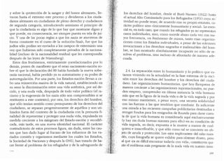 y sobre la "protecci6n de la sangre y del honor alemanes", lle-
varon hasta el extrema este proceso y dividieron a los ciuda-
danos alemanes en ciudadanos de pleno derecho y ciudadanos
de segunda categorfa, introduciendo asimismo el principio de
que la ciudadanfa es algo de lo que hay que mostrarse digno y
que puede, en consecuencia, ser siempre puesta en tela de jui-
cio. Y una de las pocas reglas a que los nazis se atuvieron de
forma constante en el curso de la usoluci6n final", fue que los
jud:ios s6lo podfan ser enviados a los campos de exterminio una
vez que hubieran sido completamente privados de la naciona-
lidad (incluso de la nacionalidad residual que les correspondia
despues de las leyes de Nuremberg).
Estos dos fen6menos, estrictamente correlacionados por lo
demas, ponen de manifiesto que el nexo nacimiento-naci6n so-
bre el que la declaraci6n del 89 habfa fundado la nueva sobe-
rania nacional, habia perdido ya su automatismo y su poder de
autorregulaci6n. Por una parte, los Estados-naci6n llevan a ca-
bo una reinserci6n masiva de la vida natural, estableciendo en
su seno la discriminaci6n entre una vida autentica, por asi de-
cirlo, y una nuda vida, despojada de todo valor politico (el ra-
cismo y la eugenesia de los nazis solo son comprensibles si se
restituyen a este contexto); p'or otra, los derechos del hombre,
que solo tenian sentido como presupuesto de los derechos del
ciudadano, se separan progresivamente de aquellos y son uti-
lizados fuera del contexto de la ciudadania con la presunta fi-
nalidad de representar y prnteger una nuda vida, expulsada en
medida creciente a los margenes del Estado-naci6n y recodifi- ·
Cada mas tarde en una nueva identidad nacional. El caracter
' '
contradictorio de estos procesos figura, sin duda, entre las cau-
sas que han dado lugar al fracaso de los esfuerzos de los va-
riados comites y organismos mediante los cuales los Estados,
la Sociedad de Naciones y despues la ONU, han tratado de ha- ·..
cer frente al problema de los refugiados y de la salvaguarda de .·
los derechos del hombre, desde el Bur6 Nansen (1922) hasta
el actual Alto Co1nisariado para los Refugiados (1951) cuya ac~­
tividad no puede tener, de acuerdo con su propio estatuto, ca-
racter politico sino ..(micamente humanitario y social... Lo esen-
cial es, en todo caso, que cuanclo los refugiados ya no representan
casos individuales, sino, como sucede ahora cacla vez con ma-
yor frecuencia, un fen6meno de masas, tanto esas organiza-
ciones como los Estados individuales, a pesar de las solemnes
invocaciones a los derechos usagraclos e inalienables" del hom-
bre, se han mostraclo absolutamente incapaces no s6lo de re-
solver el problema, sino incluso de afrontarlo de manera acle-
, cuada.
2.4. La separaci6n entre lo humanitario y lo politico que es-
tamos viviendo en la actualiclad es la fase extrema de la esci-
si6n entre los derechos clel hombre y los derechos clel ciucla-
dano. Las organizaciones humanitarias, que hoy flanquean de
manera creciel).te a las organizaciones supranacionales, no pue-
den empero, comprender en (dtima instancia la vida humana
mas que en la figura de la nuda vie.la o de la vicla sagrada y por
eso mismo mantienen, a pesar suyo, una secreta solidaridacl
con las fuerzas a las que tendrfan que combatir. Es suficiente
una mirnda a las recientes campafias publicitarias destinadas a
. recoger fondos para los emigrados de Ruanda para darse cuen-
ta de que la vida humana es considerada aqui exclusivamente
Cy hay sin duda buenas razones para ello) en su condici6n de
vida sagrada, es decir, expuesta a la muerte a manos de cual-
quiera e insacrificable, y que s6lo como tal se convierte en ob-
jeto de ayuda y protecci6n. Los "ojos implorantes" clel nitl.o ruan-
des, cuya fotografia se quiere exhibir para obtener clinero, pero
al que "Ya es dificil encontrar todavfa con vicla", constituyen qui-
zas el emblema mas pregnante de la nuda vicla en nuestro tiem-
169
 