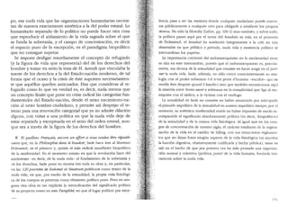 po, esa nuda vida que las organizaciones humanitarias necesi-
tan de manera exactamente simetrica a la del poder estatal. Lo
humanitario separado de lo polltico no puede hacer otra cosa
que reproducir el aislamiento de la vida sagrada sobre el que
se funda la soberanfa, y el campo de concentraci6n, es decir
el espacio puro de la excepci6n, es el paradigma biopolltico
que no consigue superar.
Se impone desligar resueltamente el concepto de refugiado
(y la figura de vida que representa) del de los derechos del
hombre y tomar en serio la tesis de H. Arendt que vinculaba la
suerte de los derechos a la del Estado-naci6n moderno, de tal
forma que el ocaso y la crisis de este suponen necesariamen-
te que aquellos queden anticuados. Hay que considerar al re-
fogiado como lo que en verdad es, es decir, nada menos que
un concepto Hmite que pone en crisis radical las categorfas fun-
damentales del Estado-naci6n, desde el nexo nacimiento-na-
ci6n al nexo hombre-ciudadano, y permite asi despejar el te-
rreno para una renovaci6n categorial que ya no admite dilaci6n
alguna, con vistas a una politica en que la nuda vida deje de
estar separada y exceptuada en el seno del orden estatal, aun-
que sea a traves de la figura de los derechos del hombre.
l El panfleto Fra.nr;ais, encore un ef.!011 si vous voulez etre republi-
cains que, en la Pbilosophie dans le boudoi1~ Sade hace leer al libertino
Dolmance, es el primero y, quizas el mas radical manifiesto biopolltico
de la modernidad. En el momento mismo en que la revoluci6n hace del
nacimiento -es decir, de la nuda vida- el fundamento de la soberania y
lle los derechos, Sade pone en escena (en toda su obra y, en particular,
en las 120journees de Sodome) el tbeatntm politicum coma teatro de la
nuda vida, en que, por medio de la sexualidad, la propia vida fisiol6gi-
ca de los cuerpos se presenta como elemento politico puro. Pero en nin-
guna otra obra es tan explkita la reiyindicaci6n del significado politico
cle SU proyecto coma en este Pamphlet, en que el lugar politico por exce-
lencia pasa a ser las maisons donde cualquier ciudaclano puede convo-
car publicamente a cualquier otro para obligarle a satisfacer los propios
deseos. No solo la filosofia (Lefo1t, pp. 100-1) sino tambien, y sobre toclo,
la polltica pasan aqui por el tamiz del boudoi1~ es mas, en el proyecto
de Dolmance, el boudoir ha sustituido integramente a la cite, en una
dimension en que ptiblico y privado, nuda vicla y existencia politica se
intercambian los papeles.
La impo1tancia creciente del sadomasoquismo en la modernidad tiene
su raiz en este intercambio, puesto que el sadomasoquismo es, precisa-
mente, esa tecnica de la sexualidad que consiste en hacer surgir en el pc111-
ne1· la nuda vida. Sade, ademas, no solo evoca conscientemente su ana-
logfa con el pocler soberano (..i! n'est point d'homme -escribe- qui ne
veuil!e etre despote quand ii bancb) sino que tambien encontrarnos aqui
la simetria entre bomo sacery soberano en la complicidad que liga al ma-
soquista con el sadico, a la victima con el verdugo.
La actualidad de Sade no consiste en haber anunciaclo por anticipaclo
el primado impol!tico de la sexualidad en nuestro impolitico tiempo; por el
contrario, su autentica modernidad reside en haber expuesto de moclo in-
comparable el significado absolutamente politico (es decir, "biopolitico..)
de la sexLialidad y de la misma vida fisiol6gica. Al igual que en los cam-
pos de concentraci6n de nuestro siglo, el caracter totalitario de la organi-
zaci6n de la vida en el castillo de Silling, con sus minuciosos reglarnen-
tos que no dejan fuera ning(111 aspecto de la vida fisiol6gica (ni siquiera
la funci6n digestiva, obsesivamente codificada y hecha pl'1blica), tiene su
raiz en el hecho de que por primera vez ha sido pensada una organiza-
ci6n normal y colectiva (po!Itica, pues) de la vida humana, fundacla i'.mi-
camente sobre la nuda vida.
17!
 