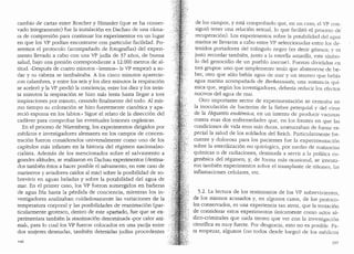 cambio de cartas entre Roscher y Himmler (que se ha conser-
vado :integramente) fue la instalaci6n en Dachau de una cima-
ra de compresi6n para continuar los experimentos en un lugar
en que los VP podfan encontrarse con particular facilidad. Po-
seemos el protocolo (acompafiado de fotografias) del experi-
mento llevado a cabo con una VP judfa de 37 afios, de buena
salud, bajo una presi6n correspondiente a 12.000 metros de al-
titud. ·Despues de cuatro minutos ~leemos- la VP empez6 a su-
dar y su cabeza se tambaleaba. A los cinco minutos aparecie-
ron calambres, y entre los seis y los diez minutos la respiraci6n
se aceler6 y la VP perdi6 la conciencia; entre los diez y los trein-
ta minutos la respiraci6n se hizo mas lenta hasta llegar a tres
inspiraciones por minuto, cesando finalmente del todo. Al mis-
mo tiempo su coloraci6n se hizo fuertemente cian6tica y apa-
reci6 espuma en los labios... Sigue el relato de la disecci6n del
cadaver para comprobar las eventuales lesiones organicas.
En el proceso de Nuremberg, los experimentos dirigidos por
medicos e investigadores alemanes en los campos de concen-
traci6n fueron considerados universalmente como uno de los
capitulos mas infames en la historia del regimen nacionalso-
cialista. Ademas de los mencionados sobre el salvamento a
grandes altitudes, se realizarort en Dachau experimentos (destina-
dos tambien estos a hacer posible el salvamento, en este caso de
marineros y aviadores caidos al mar) sobre la posibilidad de so-
brevivir en aguas heladas y sobre la potabilidad del agua de
mar. En el primer caso, los VP fueron sumergidos en bafieras
de agua frfa hasta la perdida de conciencia, mientras los in-
vestigadores analizaban cuidadosamente las variaciones de la
temperatura corporal y las posibilidades de reanimaci6n (par-
ticularmente grotesco, dentro de este apartado, fue que se ex-
perimentara tambien la reanimaci6n denominada ..por calor ani-
mal.., para lo cual los VP fueron colocados en una yacija entre
dos mujeres desnudas, tambien detenidas judfas procedentes
1Qh
de los carnpos, y esta comprobado que, en un caso, el VI) con-
sigui6 tener una relaci6n sexual, lo que facilit6 el proceso de-
recuperaci6n). Los experimentos sobre la potabilidad del agua
marina se llevaron a cabo entre VP seleccionadas entre los de-
tenidos portadores clel triangulo negro (es clecir gitanos: v es
justo recordar tambien, junto a la estrella amarilh, este sfn;bo-
lo clel genocidio de un pueblo inermel. Fueron diviclidos en
tres grupos: uno que simplemente tenfa que abstenerse de be-
ber, otro que solo bebia agua de mar y un tercero que bebia
agua marina acompaiiada de Berkazusatz, una sustancia quf-
mica que, seg(m los investigadores, deberfa reducir los efectos
nocivos del agua de mar.
Otro importante sector de experirnentaci6n se centraba en
la inoculaci6n de bacterias de la fiebre petequial y de! virus
de la Hepatitis endemica, en un intento de producir vacunas
contra esas dos enfermedacles que, en los frentes en que las
condiciones de vida eran mas duras, amenazaban de forma es-
pecial la salud de los soldados del Reich. Particularmente fre-
cuente y dolorosa para los pacientes fue la experimentaci6n
sobre la esterilizaci6n no quir(irgica, por meclio de sustancias
quimicas o de radiaciones, destinada a servir a la politica eu-
genesica del regimen; y, de forma 111:5.s ocasional, se intenta-
ron tambien experimentos sobre el transplante de ri11.ones, Lis
inflamaciones celulares, etc. .
5.2. La lectura de los testimonios de los VP sobrevivientes,
de los mismos acusados y, en algunos casos, de los protoco-
los conservados, es una experiencia tan atroz, que la tentaci6n
de considerar estos experimentos (111icamente corno actos sa-
dico-criminales que nada tienen que ver con la investigaci6n
cientffica es muy fuerte. Por desgracia, esto no es posible. Pa-
ra empezar, algunos (no todos desde luego) de los medicos
197
 