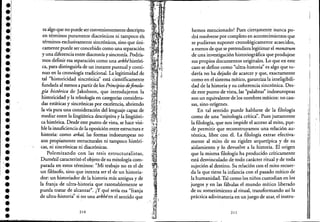 e
eI.,el
ei
elI
'e;
e:
el
e:
.¡
.:e
el,
•el
••
•••,
e
•,
e
•".•••e
•••e
sa algo que no puede ser convenientemente descripto
en términos puramente diacrónicos ni tampoco eh
términos exclusivamente sincrónicos, sino que úni-
camente puede ser concebido como una separación '
y una diferencia entre diacronía y sincronía. Podría-
mos definir esa separación como una arkhéhistóri-
ca, para distinguirla de un instante puntual y conti-
nuo en la cronología tradicional. La legitimidad de
tal "historicidad sincrónica" está científicamente
fundada al menos a partir de los Principios defonolo-
gía histórica de Jakobson, que introdujeron la
historicidad y la teleología en categorías considera-
das estáticas y sincrónicas por excelencia, abriendo
la vía para una consideración del lenguaje capaz de
mediar entre la lingüística descriptiva y la lingüísti-
ca histórica. Desde este punto de vista, se hace visi-
ble la insuficiencia de la oposición entre estructura e
historia: como arkaí, las formas indoeuropeas no
son propiamente estructurales ni tampoco históri-
cas, ni sincrónicas ni diacrónicas.
Polemizando con las tesis estructuralistas,
Dumézil caracterizó el objeto de su mitología com-
parada en estos términos: "Mi trabajo no es el de
un filósofo, sino que intenta ser el de un historia-
dor: un historiador de la historia más antigua y de
la franja de ultra-historia que razonablemente se
pueda tratar de alcanzar". ¿Y qué sería esa "franja
de ultra-historia" si no una arkhéen el sentido que
210
hemos mencionado? Pues cierqunente 'nunca po-
drá resolverse por completo en acontecimientos que
se pudieran suponer cronológicamente acaecidos,
a menos de que se pretendiera legitimar el momtrum
de una investigación historiográfica que produjese
sus propios documentos originales. Lo que en este
caso se define como "ultra-historia" es algo que to-
davía no ha dejado de acaecer y que, exactamente
como en el sistema mítico, garantiza la inteligibili-
dad de la historia y su coherencia sincrónica. Des-
de este punto de vista, las "palabras" indoeuropeas
son un equivalente de los nombres míticos: no cau-
sas, sino orígenes.
En tal sentido puede hablarse de la filología
como de una "mitología crítica". Pues justamente
la filología, que nos impide el acceso al mito, pl,le-
de permitir que reconstruyamos una relación au-
téntica, libre con él. La filología extrae efectiva-
mente al mito de su rigidez arquetípica y de su
aislamiento y lo devuelve a la historia. El origen
que la misma filología ha producido críticamente
está desvinculado de todo carácter ritual y de toda
sujeción al destino. Su relación con el mito recuer-
da la que tiene la infancia con el pasado mítico de
la humanidad. Tal como los niños custodian en los
juegos y en las fábulas el mundo mítico liberado
de su sometimiento al ritual, transformando así la
práctica adivinatoria en un juego de azar, el instru-
211
 