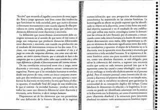 "ficción" que recuerda al jugador consciente de estar jugan~
do. Rito y juego aparecen más bien como dos tendencias:
que funcionan en toda sociedad, pero que nunca alcanzan'
a eliminarse mutuamente y aun cuando alguna de ellas pre-
valezca en cierta medida, siempre dejan que subsista una
distancia diferencial entre diacronía y sincronía.
La definición que transcribimos anteriormente debe co~ ,
rregirse entonces en el sentido de que tanto el rito como el '
juego son máquinas que producen distancias diferenciales
entre diacronía y sincronía, aun cuando esa producción sea
el resultado de movimientos inversos en los dos casos. E in-
cluso, con mayor precisión, podemos comiderar el rito y el'
juego no como dos mdquinas distintas, sino como una sola md- "o
quina, un único sistema binario, que se articula en base a dos ..
categorías que no esposible aislar, sobre cuya correlacióny sobre "
cuya diferencia sefonda elfoncionamiento del sistema mismo.
De esa correlación estructural entre rito y juego, entre
diacronía y sincronía, ya podemos extraer consecuencias
sugestivas. Puesto que si las sociedades humanas se revelan, ,',
desde este punto de vista, como un único conjunto atrave-
sado por dos tendencias opuestas, una que apunta a trans-
fo¡'mar la diacronía en sincronía y la otra que busca el efec-
to opuesto, el resultado final del juego de esas tendencias,
lo que el sistema -la sociedad humana- produce sería en
todos los casos una distancia diferencial entre diacronía y .
sincronía, sería historia, es decir, tiempo humano.
Disponemos así de los elernentos que nos permitirían'
dar una definición de la historia liberada de la ingenua "
108
sustancialización que una perspectiva obstinadamente
etnocéntrica ha mantenido en las ciencias históricas. La
historiografía en efecto no puede suponer que ha identifi-
cado su objeto en la diacronía, como si éstafuese una reali-
dad objetiva sustancial y no el resultado de una codifica-
ción que utiliza una matriz cronológica (como lo demues-
tran las críticas de Lévi-Strauss)j por el contrario, y renun-
'ciando como toda ciencia humana a la ilusiónde tener como
objeto directamente unos realia, debe representarse su ob-
jeto en términos de relaciones significantes entre dos órde-
nes correlativos y opuestos: el objeto de la historia no es la
diacronía, sino la oposición entre diacronía y sincronía que
caracteriza a toda sociedad humana. Si se representa el de-
venir histórico como una pura sucesión de acontecimien-
tos, como una absoluta diacronía, se está obligado, para
salvar la coherencia del sistema, a suponer una sincronía
oculta que actúa en cada instante puntual (sea que se la
represente como ley causal o como teleología), cuyo sentic
do sin embargo se revela sólo dialécticamente en el proceso
global. Pero el instante puntual como intersección de sin-
cronía y diacronía (el presente absoluto) es un simple mito,
del que se vale la metafísica occidental para garantizar la
continuidad de su concepción dúplice del tiempo. Como
Jakobson lo demostrara en relación a la lingüística, la sin-
cronía no puede ser identificada solamente con. la estática
ni la diacronía con la dinámica, así como el acontecimiento
puro (diacronía absoluta) y la estructura pura (sincronía
absoluta) no existen: todo acontecimiento histórico repre-
109
 