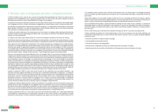 9 
MOÇÃO AO XX CONGRESSO DO PS 
< Voltar ao início 
2. Romper com a resignação perante o empobrecimento 
O Partido Socialista recusa a visão de que o processo de empobrecimento generalizado que vivemos nos últimos anos se 
transforme numa inevitabilidade contra a qual pouco podemos fazer. Do mesmo modo, não aceita a perspetiva de que as 
dificuldades que enfrentamos sejam responsabilidade de Portugal e dos portugueses. 
O ajustamento da economia nacional nos primeiros oito anos deste milénio resultou de uma resposta a três choques exóge-nos: 
a integração da China no comércio internacional; o alargamento da União Europeia a Leste e a criação da moeda única. 
Esta alteração do enquadramento internacional da economia portuguesa, e a correspondente intensificação da concorrência 
global, penalizou fortemente o seu perfil de especialização e colocou pressões adicionais sobre os seus setores tradicionais, 
mais vulneráveis à competição de países com salários muito baixos. 
O declínio dos setores tradicionais e da construção teve um forte impacto no emprego, sendo responsável pela lenta mas 
consistente subida da taxa de desemprego entre 2000 e 2007, a qual passou de 3,9% para 7,6%, afetando sobretudo traba-lhadores 
com baixas qualificações. 
Em resposta a este triplo impacto desenvolveram-se na economia portuguesa importantes movimentos de mudança. 
Três dinâmicas merecem particular destaque: a diversificação do tecido exportador e a reconversão dos setores tradicionais; a recupe-ração 
do atraso nacional na qualificação de recursos humanos; e a aceleração do investimento e dos resultados do I&D empresarial. 
Porém, apesar de serem fundamentais e representarem uma condição necessária para a emergência de um modelo de desen-volvimento 
e da competitividade futura já não assente apenas nos preços baixos, mas na inovação e na qualidade, não foram 
suficientes para impedir um agravamento progressivo do endividamento externo nem para assegurar um maior crescimento. 
A consolidação deste modelo de desenvolvimento e de competitividade necessita, por isso, de continuidade e estabilidade dos 
investimentos públicos e privados na educação e em investigação e desenvolvimento. Contudo, essa consolidação foi afetada 
pelo mais violento choque – dividido em dois momentos – a que Portugal esteve sujeito na sua história recente. 
Primeiro, a crise bancária internacional de 2008-09 provocou uma paragem súbita no movimento de orientação de capitais es-trangeiros 
para a periferia europeia e levou à perda de acesso dos seus bancos a financiamento externo. Os efeitos económicos 
e sociais da crise, embora minorados pela pronta intervenção contra cíclica relativamente coordenada dos governos europeus, 
foram devastadores, levando, em Portugal, a um grande aumento do desemprego e a uma enorme queda do investimento 
privado e das exportações. Em consequência da intervenção estabilizadora dos governos europeus em 2009 e da grande per-da 
de receita fiscal e aumento de despesa com estabilizadores automáticos, a crise deixou muitos países com amplos défices 
orçamentais. A ausência de uma resposta europeia rápida, que levasse em linha de conta as assimetrias entre os países da Zona 
Euro, explicada pelas limitações institucionais da União Económica e Monetária e pela falta de vontade política de alguns governos 
nacionais, permitiu que o que começou como uma crise bancária se transformasse numa crise das “dívidas soberanas”, depois do 
seu contágio à dimensão socioeconómica e à dimensão orçamental. Esse é o segundo momento da crise atual. 
Enquanto a resposta em 2009 foi contra cíclica, tanto do ponto de vista orçamental como das políticas escolhidas – que 
procuraram conciliar a urgência da resposta no curto prazo com o investimento modernizador no longo prazo –, a resposta ao 
choque de 2011-2013 foi pró-cíclica, não apenas acentuando a recessão económica, como desmantelando políticas públicas 
que poderiam continuar a transformação estrutural que vinha do passado. Deste modo, a implementação do Programa de 
Ajustamento Económico e Financeiro (PAEF) em Portugal em 2011 conduziu ao aumento do desemprego e da emigração 
retirando da economia um número elevado de trabalhadores e ativos; à diminuição do investimento privado e público; e ao 
corte de centenas de milhões de euros na educação e apoios à investigação e desenvolvimento. 
É verdade que o défice da balança de bens e serviços se transformou num excedente, mas tal só foi possível à custa de uma 
redução de mais de 300 mil empregos, de uma regressão brutal do investimento e de um recuo do rendimento disponível, 
que resultou numa quebra acentuada das importações. Ou seja, o governo trocou desequilíbrios externos por desequilíbrios 
internos e, por isso, este excedente dificilmente será sustentável. Os atuais níveis de emprego são socialmente inaceitáveis e 
os de investimento são economicamente insustentáveis, comprometendo ambos a competitividade futura. 
A política orçamental de 2012, ao ir muito além do que havia sido inicialmente acordado com a troika (quase duplicando 
a austeridade), foi a responsável por ter comprometido a execução do todo o PAEF, incluindo os anos seguintes. A recessão 
provocada foi tão profunda, e os efeitos orçamentais tão gravosos, que o governo teve de alterar as metas do défice na 5ª e 
na 7ª avaliações. Embora o governo culpe o Tribunal Constitucional por não o ter deixado seguir a sua estratégia orçamental, 
os €5,5 mil milhões que foram perdidos para a recessão em 2012 comprometeram desde logo o cumprimento do PAEF daí 
para a frente. 
Apesar dessa evidência e da crise política surgida no verão de 2013, com a demissão do Ministro das Finanças, o governo 
manteve o essencial da sua linha política, agora auxiliado por uma forte intervenção do BCE que fez baixar as taxas de juro e 
facilitar o acesso ao financiamento da generalidade dos países com desequilíbrios financeiros na Zona Euro. 
Como consequências desta política, a queda acumulada de emprego foi muito maior do que o esperado, e o aumento do 
desemprego superior; a queda das importações é mais profunda e o aumento das exportações ficou abaixo do esperado; o 
investimento regista uma queda muito superior ao que o PAEF inicial estimara, enquanto a diferença no consumo privado é 
bem mais curta. 
Por fim, o PAEF estimava que o PIB real de 2014 estivesse 0,5% abaixo do de 2011, mas sofreu uma queda de 5%. 
O efeito combinado das políticas pró cíclicas desenvolvidas na Zona Euro em resposta à crise das dívidas soberanas e da 
interpretação fundamentalista que o Governo PSD/CDS delas fizeram colocaram o país num quadro de grande fragilidade 
económica e social: 
• profundos retrocessos na criação de riqueza e emprego; 
• crise demográfica de dimensões históricas; 
• crescimento da pobreza e das desigualdades; 
• desinvestimento e fragilização dos fatores de modernização (ciência, educação e inovação); 
• desestruturação dos serviços públicos fundamentais com destaque para as áreas da educação e da justiça. 
 