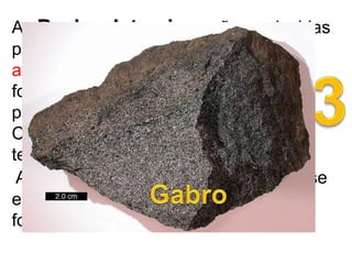 As Rochas Intrusivas são produzidas pela cristalização de magmas que não atingiram a superfície terrestre, mas foram cristalizadas a grandes profundidades. Como exemplos de rochas intrusivas temos: granito, gabro,sienito. As Rochas Hipoabissais formam-se em condições quase superficiais - em forma de diques ou sil.03Gabro