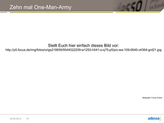 Link zum Bild: http://www.focus.de/fotos/ein-mann-gegen-eine-armee-fuer-john-
carter-taylor-kitsch-ein-ganz_mid_1038533.html
Eine Firma, mit der ich gerarbeitet habe, hatte mal ein Scrum Team aus ihren 10
besten Consultants zusammengestellt.
Jeder hatte den Ruf, eine 1-Personen-Armee zu sein.
Das Team ist grandios gescheitert, weil sie keinen Team-Spirit entwickeln konnten.
Solche Leute sind bewundernswert und extrem wertvoll, wenn sie allein Probleme
lösen.
Im Team stehen sie sich aber oft gegenseitig im Weg, da kann man auch als
ScrumMaster oft nicht viel ausrichten.
Der Glaube, 10 solche Leute wären als Team die Überflieger, ist ein typischer
Management Brainfuck.
19
 