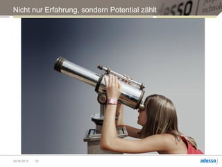 Erfahrung ist in der Wissensarbeit nur die halbe Miete.
Letztens war ein Artikel im HBR, dessen Fazit war, dass man sich beim Recruiting von
Leuten nicht primär auf deren Erfahrung sondern auf deren Potential konzentrieren
sollte.
Link: http://hbr.org/2014/06/21st-century-talent-spotting/ar/1
Dass das mit den 10 Top-Entwicklern nicht klappt, habe ich ja gerade schon erzählt.
Aber wie kann ich Leute identifizieren, die ein hohes Potential haben?
Gleich vorweg: es ist weder der IQ noch der GMAT-Score, der einem da irgendwas
hilft.
Assessment Center sind dafür auch totaler Blödsinn.
Die wichtige Eigenschaft ist: Neugier!
Neugierige Menschen habe ich als Menschen mit Potential kennengelernt.
Und als kommunikative Menschen, Neugier setzt Kommunikationsfähigkeit voraus.
20
 