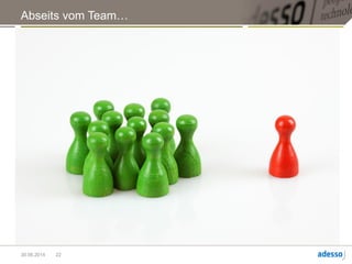 Wann muss man Leute aus dem Team nehmen?
Erstens:
Wenn jemand trotz Coaching die nötige Leistung nicht bringen kann, muss man ihn
austauschen.
Ich glaube fest, dass es richtige Aufgaben für jeden Mensch gibt.
Aber: Nicht jeder Mensch hat für jede x-beliebige Aufgabe das gleiche Potential.
Das zu erkennen ist gute Führung.
Ein ScrumMaster muss dabei mit dem Management zusammenarbeiten, wenn ein High
Performance Team entstehen soll.
Zweitens:
Wenn jemand kein agiles Mindset entwickeln kann, muss man ihn austauschen.
Das kann auch bedeuten, dass man auf Qualifikationen im Team vorübergehend verzichtet.
Vielleicht tut das mal kurz weh.
Aber dauerhafte Störenfriede tun viel mehr weh.
Das Team wird dann aber stabiler, das Vertrauen wächst und auch die Fähigkeiten.
Und drittens – ihr werdet es kaum glauben:
Wenn jemand zu gut ist, sollte man ihn austauschen.
Seniore Entwickler, graue Eminenzen, so gut sie sein mögen, bremsen oft – ohne es zu wollen
– das Team in seiner Entwicklung.
Ein Kollege wusste alles, war sogar im Urlaub erreichbar.
Der stand kurz vor dem Burn Out, aber man wollte ihn nicht austauschen, weil das Team
Angst hatte.
Irgendwann hat es doch geklappt – und das Team wurde produktiver.
Ein Wunder…?
22
 