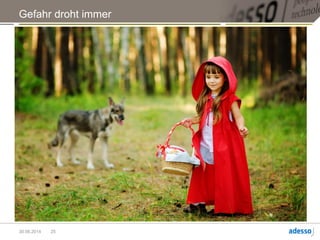 …drohen Gefahren.
Die drohen übrigens auch mit ScrumMaster.
Zum Beispiel wird die Zuverlässigkeit des Teams, die hohe Produktivität, als normal
empfunden.
Es gibt Organisationen, die streichen dann die Stelle des ScrumMasters.
Das ist selten dämlich, denn dann geht das Team kaputt.
Habe ich zweimal erlebt.
Auch das Team läuft Gefahr, die eigenen Produktivität als normal zu empfinden und
hört auf, besser zu werden.
Hier muss man gegensteuern.
Und dann gibt es doch Momente, in denen was schief läuft.
Die ganze Organisation steht Kopf und der neue Chief Executive Business Kasper führt
Command & Control ein statt eine Retrospektive zu machen.
Das kann ein High Performance Team zerstören, daran kann ein ganzes Unternehmen
kaputt gehen.
Das habe ich auch erlebt. Leider.
25
 