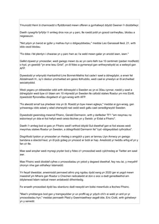 Ymunodd Henri â channoedd o ffyddloniaid mewn offeren a gynhaliwyd ddydd Gwener i'r dioddefwyr.
Daeth cysegrfa fyrfyfyr i'r amlwg dros nos yn y parc, lle roedd pobl yn gosod canhwyllau, blodau a
negeseuon.
"Nid ydym yn barod ar gyfer y mathau hyn o ddigwyddiadau," meddai Leo Ganassali lleol, 21, wrth
iddo osod blodau.
"Fe ddes i fel plentyn i chwarae yn y parc hwn ac i'w weld mewn galar yn anodd iawn, iawn."
Gellid clywed yr ymosodwr, wedi gwisgo mewn du ac yn cario llafn tua 10 centimetr (pedair modfedd)
o hyd, yn gweiddi "yn enw Iesu Grist", yn ôl fideo a gymerwyd gan wrthwynebydd ac a welwyd gan
AFP.
Dywedodd yr erlynydd rhanbarthol Line Bonnet-Mathis fod cadw’r sawl a ddrwgdybir, a enwir fel
Abdalmasih H., sy’n destun ymchwiliad am geisio llofruddio, wedi cael ei ymestyn ar ôl archwiliad
seiciatryddol.
Wedi ysgaru yn ddiweddar oddi wrth ddinesydd o Sweden ac yn ei 30au cynnar, roedd y sawl a
ddrwgdybir wedi byw o'r blaen am 10 mlynedd yn Sweden lle cafodd statws ffoadur ym mis Ebrill,
dywedodd ffynonellau diogelwch a'i gyn-wraig wrth AFP.
"Fe alwodd arnaf tua phedwar mis yn ôl. Roedd yn byw mewn eglwys," meddai ei gyn-wraig, gan
ychwanegu iddo adael y wlad oherwydd nad oedd wedi gallu cael cenedligrwydd Sweden.
Dywedodd gweinidog mewnol Ffrainc, Gerald Darmanin, wrth y darlledwr TF1 "am resymau na
esboniwyd yn dda ei fod hefyd wedi ceisio lloches yn y Swistir, yr Eidal a Ffrainc".
Daeth i'r amlwg bod ei gais yn Ffrainc wedi'i wrthod ddydd Sul diwethaf gan ei fod eisoes wedi
mwynhau statws ffoadur yn Sweden, a ddisgrifiodd Darmanin fel "cyd -ddigwyddiad cythryblus".
Disgrifiodd tystion yr ymosodwr yn rhedeg o amgylch y parc ar lannau Llyn Annecy yn gwisgo
bandana a sbectol haul, yn ôl pob golwg yn ymosod ar bobl ar hap. Arestiodd yr heddlu arfog ef yn y
fan a’r lle.
Mae sawl arsylwr wedi mynegi pryder bod y fideo o'r ymosodiad wedi cylchredeg ar Twitter am sawl
awr.
Mae Ffrainc wedi dioddef cyfres o ymosodiadau yn ystod y degawd diwethaf, fwy neu lai, y mwyafrif
ohonyn nhw gan eithafwyr Islamaidd.
Yn fwyaf diweddar, arweiniodd pennawd athro yng ngolau dydd eang yn 2020 ger ei ysgol mewn
maestref ym Mharis gan ffoadur o Chechen radicalaidd at don o sioc a dadl genedlaethol am
ddylanwad Islam radical mewn ardaloedd difreintiedig.
Fe wnaeth ymosodiad dydd Iau sbarduno dadl newydd am bolisi mewnfudo a lloches Ffrainc.
"Mae'n ymddangos bod gan y tramgwyddwr yr un proffil ag yr ydych chi'n ei weld yn aml yn yr
ymosodiadau hyn," meddai pennaeth Plaid y Gweriniaethwyr asgell dde, Eric Ciotti, wrth gohebwyr
yn y senedd.
 