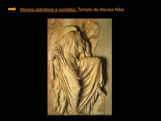 Atenea atándose a sandalia. Templo de Atenea Nike
 