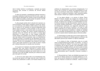 EN   LEGÍTIMA DESOBEDIENCIA                                              SOBRE   EL AHORA Y EL DESPUÉS


todo el trabajo colectivo, la movilización y represión que fueron        problemas de impopularidad, de persistente deslegitimación. Y el
necesarias para alcanzar la abolición del Servicio Militar               nuestro, por el contrario, en celebrar esta impopularidad de lo mili-
Obligatorio.                                                             tar como un síntoma de salud moral e ideológica de nuestra socie-
                                                                         dad, y hacer lo posible por ahondarla y darle consciencia política,
      8. Ahora los insumisos y antimilitaristas podemos sentarnos y      hasta alcanzar a disolver por completo la institución militar.
contemplar satisfechos el espectáculo del fin de la mili, y seguir con
interés todas las dificultades que ustedes se están encontrando para           12. Los planes oficiales, y en concreto el informe “Nuevo
hacer realidad esta medida, al mismo tiempo tan popular y tan difí-      Modelo de Fuerzas Armadas” que inauguró las sesiones de esta
cil de realizar sin dañar el sistema militar.                            Comisión, vienen acompañados de declaraciones grandilocuentes
                                                                         del tipo: “el objetivo que se persigue no es profesionalizar las actua-
      9. ¿Han pensado ustedes sobre lo absurdo de la represión con-      les Fuerzas Armadas, sino algo más ambicioso: construir unas nue-
tra los insumisos? Ustedes siguen castigando a jóvenes por oponer-       vas Fuerzas Armadas profesionales”, y otras similares. Este género
se a una institución cuya abolición ustedes mismos ya han asumi-         de declaraciones constituyen una exageración publicitaria, una
do. La conducta de los insumisos no presenta peligrosidad social         manera de hacer más atractivo el producto, y no están en modo
alguna. Lejos de amenazar a nuestra sociedad, es vista con simpa-        alguno justificadas por los planes expuestos, que son básicamente
tía por amplios sectores, y como ustedes saben, los estudios de opi-     una serie de especulaciones estadísticas y medidas de viabilidad
nión coinciden en señalar que nuestra sociedad desaprueba la             incierta, concebidas precipitadamente para realizar la abolición de
represión contra este colectivo. Por este motivo, en buena lógica        la mili de la manera menos traumática para la estructura militar.
democrática, el castigo penal no tiene ninguna justificación.
Ustedes además han aprobado nuevas formas de represión aún si                  13. Prácticamente se puede decir que los únicos aspectos vera-
cabe más infames contra los insumisos, como es la inhabilitación,        ces del informe del Ministerio de Defensa aparecen al referirse a las
utilizando la presión y la ansiedad que las dificultades para encon-     dificultades prácticas para establecer un Ejército profesional.
trar un empleo provocan entre los jóvenes como un instrumento de
represión. Si esta es su sensibilidad a una cuestión de esta impor-            14. La primera de ellas, la financiación, pues no se puede
tancia, quién puede extrañarse de que la falta de interés e ilusión      obviar la impopularidad del gasto militar: “la sociedad... es reacia al
por el sistema democrático se extienda entre los jóvenes.                incremento del gasto de Defensa”. Se reconoce que el gasto militar
                                                                         es impopular, pero en lugar de atender a esta sensibilidad y reducir
      10. La guerra es el asesinato a las órdenes del Estado. El anti-   en consecuencia las partidas militares, que sería lo propio en buena
militarismo tiene como objetivo desterrarla de nuestra cultura,          lógica democrática, el Ministerio propone convencer a la sociedad de
mediante la oposición sistemática a todos sus preparativos. De esta      que “el gasto en Defensa es gasto en seguridad y en estabilidad, fac-
manera, sería deshonesto ocultarles que nuestro sueño es ver a los       tores imprescindibles para el desarrollo y bienestar económico y
Generales en las colas del INEM, situación por lo demás tan común        social”.
para tanta gente de mi edad.
                                                                              15. Reconociendo que “existe una debilidad preocupante de la
     11. Por eso no estoy seguro sobre si los antimilitaristas tene-     conciencia de defensa nacional en la sociedad española en su con-
mos mucho que aportar en un lugar como éste, pues el esfuerzo de         junto, que no percibe claramente su necesidad”, la solución que se
ustedes está consistiendo en asistir a las Fuerzas Armadas en sus        apunta es “fomentar el sentido de la Defensa”, “insistir en la difu-


                                  322                                                                       323
 