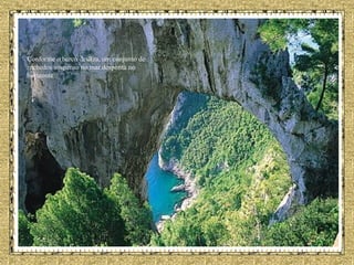 Conforme o barco desliza, um conjunto de rochedos suspenso no mar desponta no horizonte. 