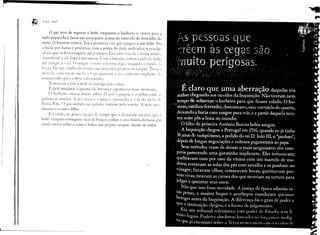 lvan    Jaf
1fJ.·
•

               o
               pai teve de segurar o bebê, enquanto o barbeiro          o virava para ()
        lado esquerdo e fazia um torniquete   acima do cotovelo         do bracinho di-
        reito. O homem tremia. Era a primeira vez que sangrava um bebê. Pós
        a bacia por baixo e procurou, com a ponta do dedo indicador, a veia ba-
        sílica. que ia do torniquete att o ombro. Era uma H:ia de volume mtdiCi.
        su perficial. e ele logo a encontrou. Com a lanceta, cortou a pele" do lxbê.
        a,é arin:;ir a ""c·i". O sangu,:- ,,'en(1SU êscor!'eu logo. ti;lgindo o fundi>
        b~1cia. De Ul1i ~dulto de t1r,1[i:1 .lflS dllzcntu5 ,zum,lS de"5;,lIgue. Tirel):.l
        nl:-t~:d:-. com muito med,), e ]':·go ~lp~1í<::ceu aV(I. con1 um e"mplastr(, '1<::
                                                            a
        rosma:linhu     para cobri r o ferimênto.
               Tornaram   a pôr o bebê de barriga   para cima.
               É f:lcil imaginar o quanto ele be"nava e esperne;la nesse momento.
             O barbeiw estava muiw aflito. O avô (I pagou, e" combiruram         ,I,
        próxim.as SeSS(le"S. avó reza a o ttrço e reacendia ,1 vela do niei1u cc
                           ;
        SaDta Rita. O pai sentara     na cade"ira. exausto   pela tens2io. A m:ie ar:,,'-
        ment;1';1 o outro filho.

             Foi ent:io, nu poucu espaço de tc:mpo qUe"u deixaram em P,1Z, clue o
        bebê-ampiro     c(Jnseguill 'irar de bruços, enfiar a cara dentro da bacia gele
        aincb estava sobre a cama e beber seu próprio sangue, diante de todos.
 