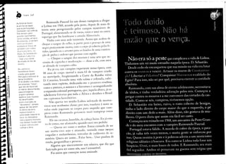 •
          e
          •             lvan       Jaf


          As feiterias         feram
                                                             Raimundo Pascoal foi um desses vampiros a chegar
          as primeiras          bases                   a Lisboa em 1569, atraído pela peste, depois de mais de
          que os portugueses
          montaralT, nas coiônias
                                                        trinta anos peregrinando pelos campos miseráveis de
          Elas serviam          para                    Portugal, alimentando-se de vacas, ratos e uma ou outra
          gual'diu suprimentos
          como comida, armas e
                                                        rapariga que lhe lembrasse a amada Almerinda.
          ferramentas,           e também                     Vinha com uma sede tremenda. Assim que acabou de
          como po';to piHa
          estclbel"cer trocas de
                                                        chupar o sangue do velho, ia partir para o pescoço ele uma
           produtos        com indlos.                  negra praticamente morta, com o corpo já coberto pelas fe-
           A                 rir,'iils, no
                                                        ridas, quando eu o arrastei para os fundos ele uma constru-
           Brasil, foi fumlacla em
           15U4 em Cabo friO                            ção de pedra e ordenei que parasse com aquilo.
           - hojl' unia eicldde                              _ Chupar o sangue dos mortais é uma arte que ne-
           do estado cio Rio de
           Janeiro.
                                                         cessita de capricho e moderação - disse a ele, com meu
                                                         ar afetado de vampiro culto.
              As capitanias
                                                              Eu já era um vampiro experiente nessa época, com
              hereditárias  foram
              criadas    para ajudar
                                                         4R anos de corpo mortal e mais 63 de vampiro criado
              Portugal a colonizar             as        na metrópole, freqüentando a Corte da Rainha viúva
              terras brasileiras
              O rei dividiu        o território
                                                         D. Catarina, levando uma vida calma e refinada, culti-
              em enormes           "fatias",              vando meu espírito, dedicando-me a prazeres eruditos
              que iam do litoral até
              o interior descollhecido,
                                                          como a pintura, a música e a literatura e acompanhando
               para entregá-Ias                           a expansão colonial portuguesa, que, àquela altura, já es-
               a quem      qUisesse                       tabelecera feitorias por toda a África e dividira o Brasil
               explorar suas riquezas.
               Os berlf'ficiados                         em capitanias hereditárias.
               eram c11alllaclos de                          Não queria ver minha Lisboa infestada de mortos-
r
j •
               "donatárlos",
               apesar de Ilão serem
               os donos da terra,
                                       porque,
                                                         vivos sem nenhuma classe; por isso, rondava à noite as
                                                         valas onde jogavam os corpos para impedir que vam-

li
                reprec,entavam   a
                autondade    máxima               110
                                                          piros como Raimundo gerassem mais vampirqs como
                local. Os dOllatários                     Raimundo.
                Ilao pilgavam impostos,                        Ele me escutou, humilde, de cabeça baixa. Eu já esta-
                mas deviam fUlldar vilas
                e atrair colemos para
                                                          va de costas, me afastando, quando ouvi seu pedido:
1
 II             cultivar       a terra,                        _ Queria ser como o senhor. Estou cansado de ser

 ,I
                                                          um morto-vivo sujo e atrasado, vestindo essas r@upas
  '                                                        rasgadas e molambentas, retiradas de cadáveres de ce-
                                                           mitério. Quero ser assim ... Falar bem ... Usar punhos de
                                                           renda, gargantilhas e perucas ...
     '                                                         Alguém que sinceramente nos admira, que diz que
                                                            fará tudo para ser como nós, nos é irresistível.
                                                                 Foi assim que começou nossa amizade.
  1
 