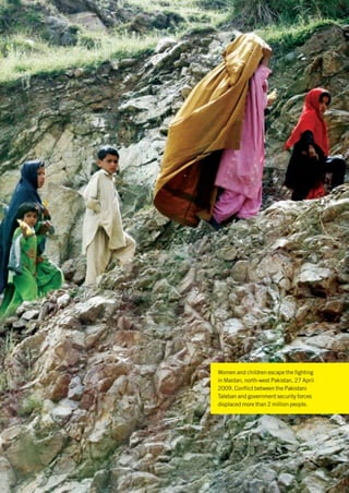 Women and children escape the fighting
in Maidan, north-west Pakistan, 27 April
2009. Conflict between the Pakistani
Taleban and government security forces
displaced more than 2 million people.
 