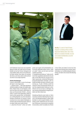 karriere022 Stressmanagement
arzt & karriere
nicht funktioniert. Davon kann man tatsächlich
depressiv werden. Wir sollten eher die Energien
bündeln und auf das Positive, Gelingende und
unsere Stärken richten,wenn wir ein positives Kli-
ma finden möchten. Dann haben wir zumindest
die Chance, auch etwas anderes wahrzunehmen
als immer nur das ewige Gejammer.
Positive Beziehungen
Cameron unterscheidet in seinen Forschungen
drei Typen in einer Organisation:
1. „Schwarze Löcher“ – dieseTypen absorbieren
sämtliche produktive Energie und vergiften jedes
Klima. Überall sehen sie das Negative, nichts
kann man ihnen recht machen, überall haben sie
etwas zum Herummeckern. Werden „schwarze
Löcher“ zu stark in einer Organisation,wirken sie
toxisch auf das gesamte Team- und Betriebskli-
ma. Es hilft gelegentlich, sie auf ihr destruktives
Verhalten anzusprechen, sie coachen zu lassen,
manchmal sie an einen anderen Arbeitsplatz zu
versetzen oder oft einfach freizusetzen, damit sie
an anderer Stelle toxisch wirken können.
2. „Dezentrale Personen“ wirken sich weder
positiv noch negativ auf das Betriebsklima aus.
Sie sind die arbeitenden Säulen, die den „Laden
am Laufen“ halten und sich durch eine hohe
Loyalität auszeichnen.
3.„Energetisierende Drehkreuze“ treiben das Kli-
ma mit ihrer sympathisch-optimistischenArt nach
oben. In ihrer Nähe hält man sich gerne auf, sie
haben inspirierende, motivierende Wirkung auf
die gesamte Organisation.Sie bringen „Licht“ ins
Dunkel desAlltags und wirken sich positiv auf die
Leistung aus. Es gilt, in Kliniken, sowohl die
schwarzen Löcher, die dezentralen Personen, als
auch die energetisierenden Drehkreuze zu iden-
tifizieren und sich im Team zu überlegen, wie
man Leistung und Betriebsklima energetisch pro-
duktiv nach oben treiben kann.
Veränderung fängt bei einem selbst an. Sofern
man keinen erweiterten Machtspielraum hat, um
auch in die Managementetage zu wirken, bleibt
die Arbeit im und am eigenen Umfeld, um Posi-
tivität zu ernten. Solidarisieren Sie sich mit posi-
tiven Drehkreuzen, kommunizieren wenigstens
Sie konstruktiv, suchen Sie dankbar das Positive
in Ihrer Klinik und stärken Sie den Sinn Ihrer
medizinischen Berufung durch positives Patien-
tenfeedback und selbstbestätigendes Mental-
training. Sie haben nicht umsonst Ihre Berufung
gewählt.
TToobbiiaass IIlllliigg,, 37, ist Leiter des “Institut für Positives
Management”, das Beratung auf Basis von Positive
Organizational Scholarship anbietet. Zudem ist Tobias
Illig Dozent an verschiedenen Hochschulen, unter ande-
rem der Graduate School Rhein-Neckar und der SRH
Hochschule Heidelberg.
©MartinBüdenbender/pixelio
 